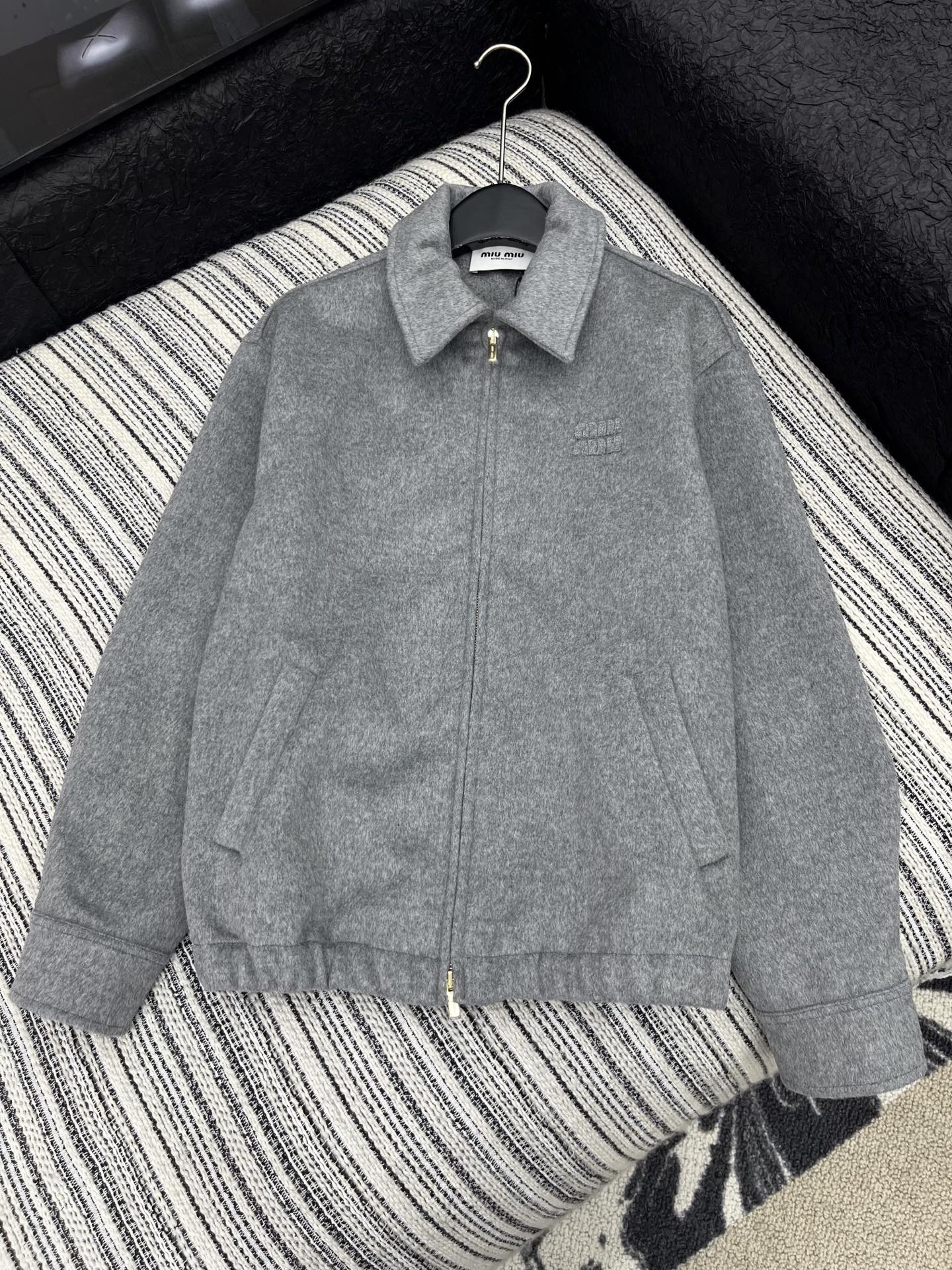 🛒𝐍𝐄𝐖 · 𝟐𝟎𝟐5/爆款现货【原版定制】 Miu Mi*｜25新款翻领羊绒夹克外套爆单系列款 气质女