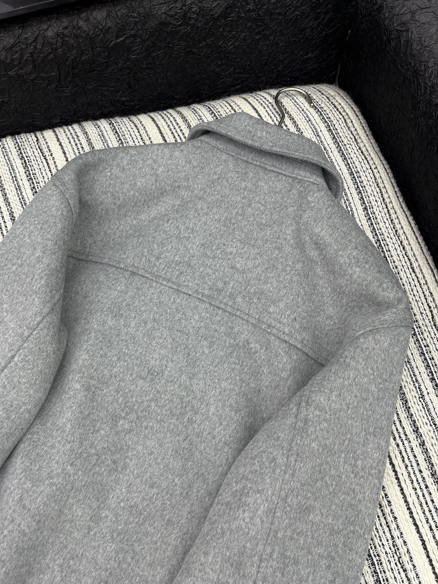 🛒𝐍𝐄𝐖 · 𝟐𝟎𝟐5/爆款现货【原版定制】 Miu Mi*｜25新款翻领羊绒夹克外套爆单系列款 气质女