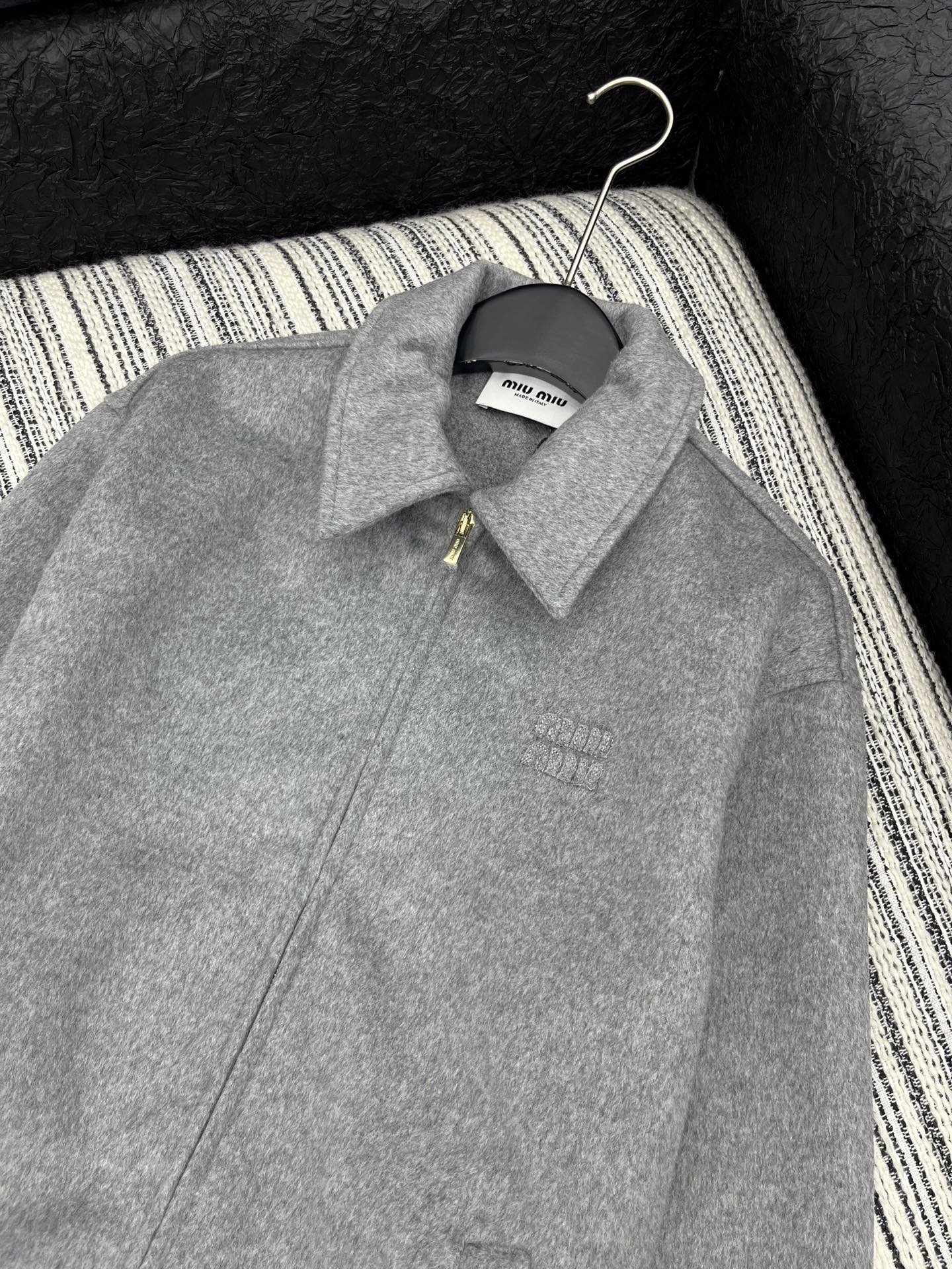 🛒𝐍𝐄𝐖 · 𝟐𝟎𝟐5/爆款现货【原版定制】 Miu Mi*｜25新款翻领羊绒夹克外套爆单系列款 气质女