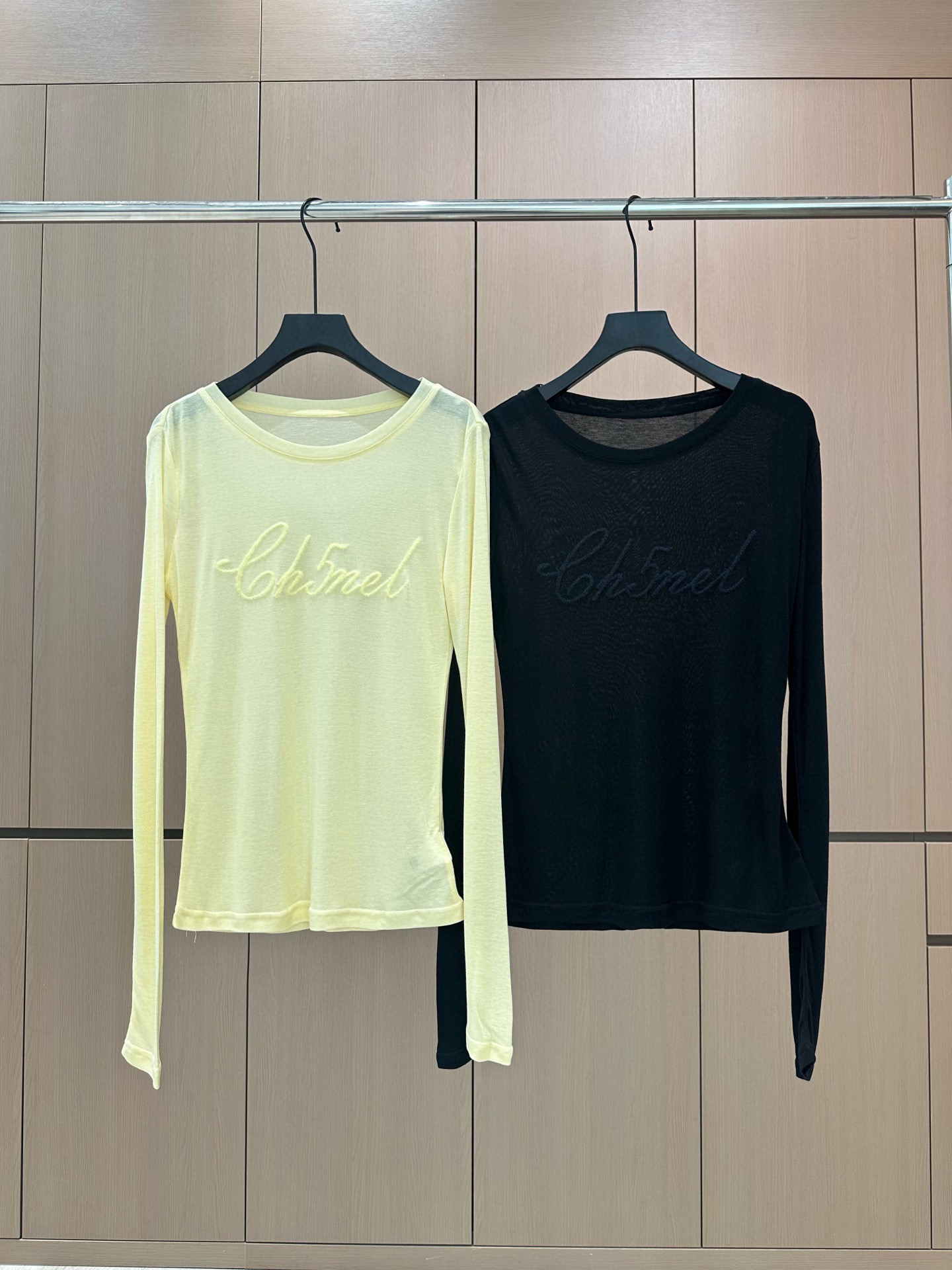 🛒𝐍𝐄𝐖 · 𝟐𝟎𝟐5/爆款现货设计师 原创｜2025新款天丝羊毛打底衫云感舒适的系列！上身的触感谁穿谁