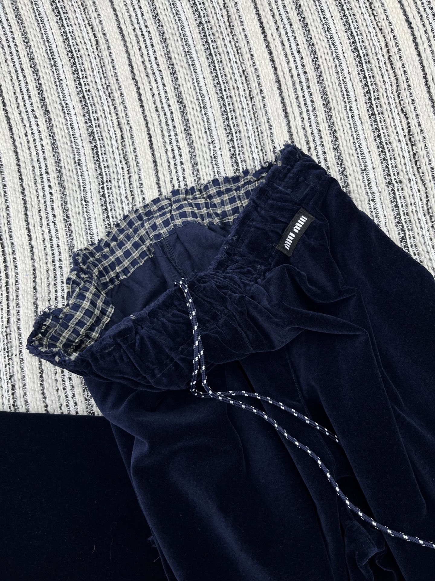 🛒𝐍𝐄𝐖 · 𝟐𝟎𝟐5/爆款现货原单品质 Miu Mi*｜25早秋新款丝绒休闲裤重工抽绳松紧腰拼接 高订