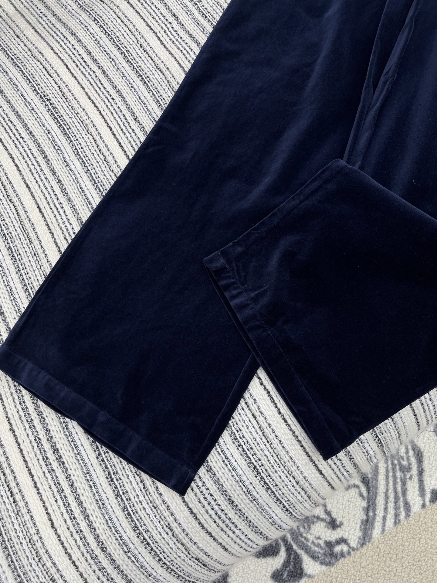 🛒𝐍𝐄𝐖 · 𝟐𝟎𝟐5/爆款现货原单品质 Miu Mi*｜25早秋新款丝绒休闲裤重工抽绳松紧腰拼接 高订