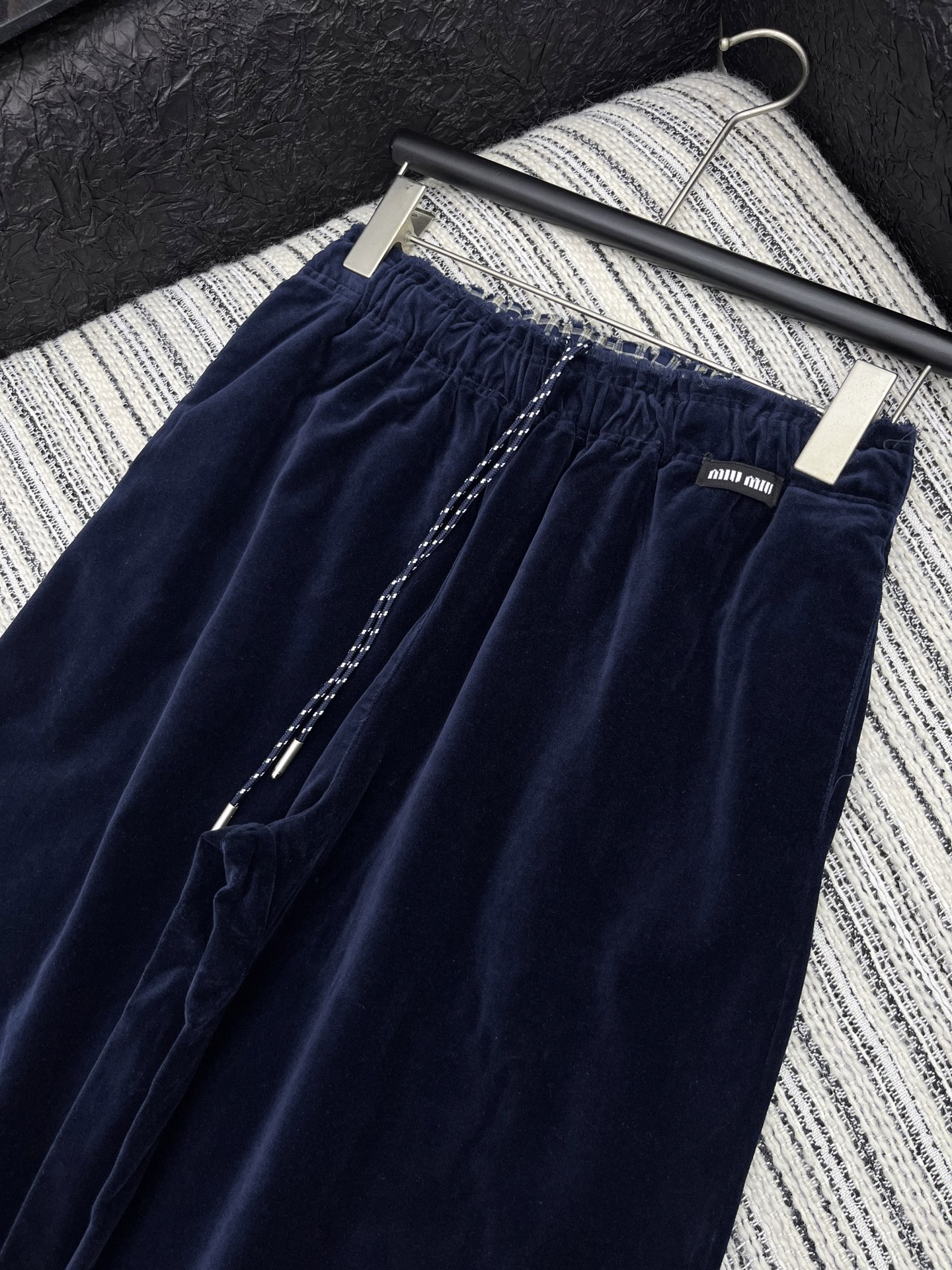 🛒𝐍𝐄𝐖 · 𝟐𝟎𝟐5/爆款现货原单品质 Miu Mi*｜25早秋新款丝绒休闲裤重工抽绳松紧腰拼接 高订