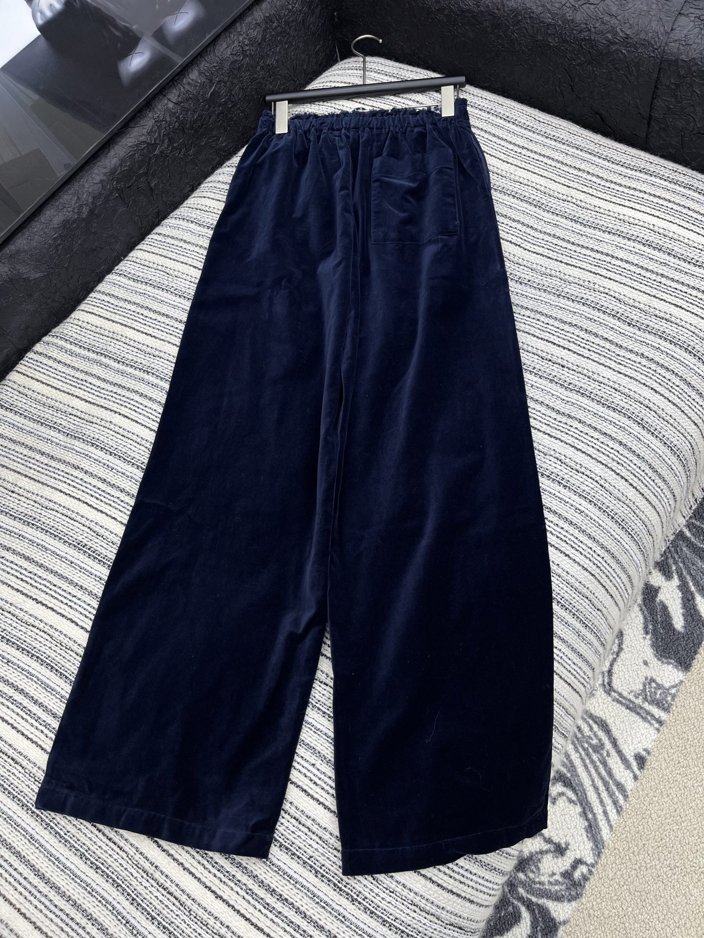 🛒𝐍𝐄𝐖 · 𝟐𝟎𝟐5/爆款现货原单品质 Miu Mi*｜25早秋新款丝绒休闲裤重工抽绳松紧腰拼接 高订