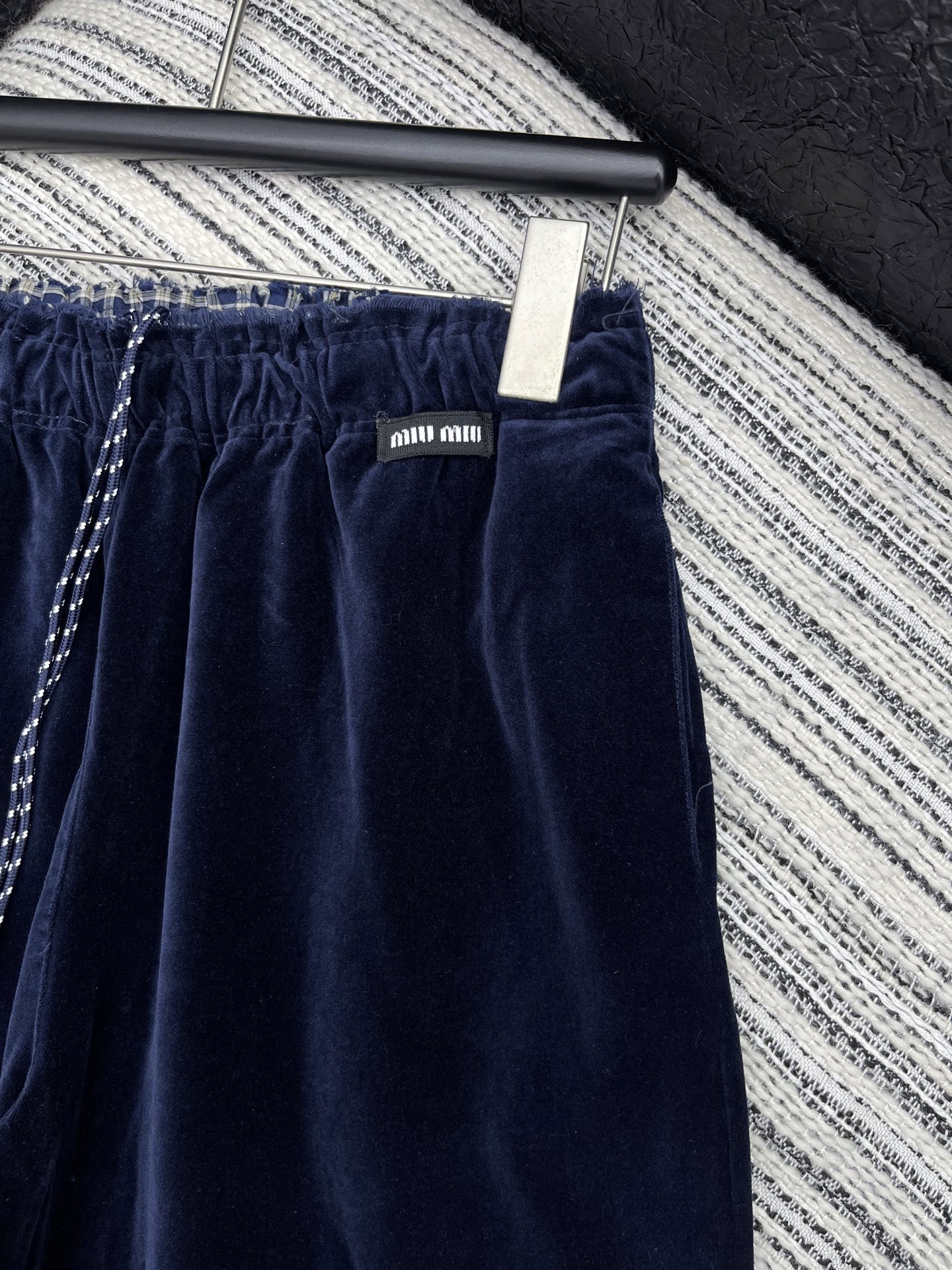 🛒𝐍𝐄𝐖 · 𝟐𝟎𝟐5/爆款现货原单品质 Miu Mi*｜25早秋新款丝绒休闲裤重工抽绳松紧腰拼接 高订