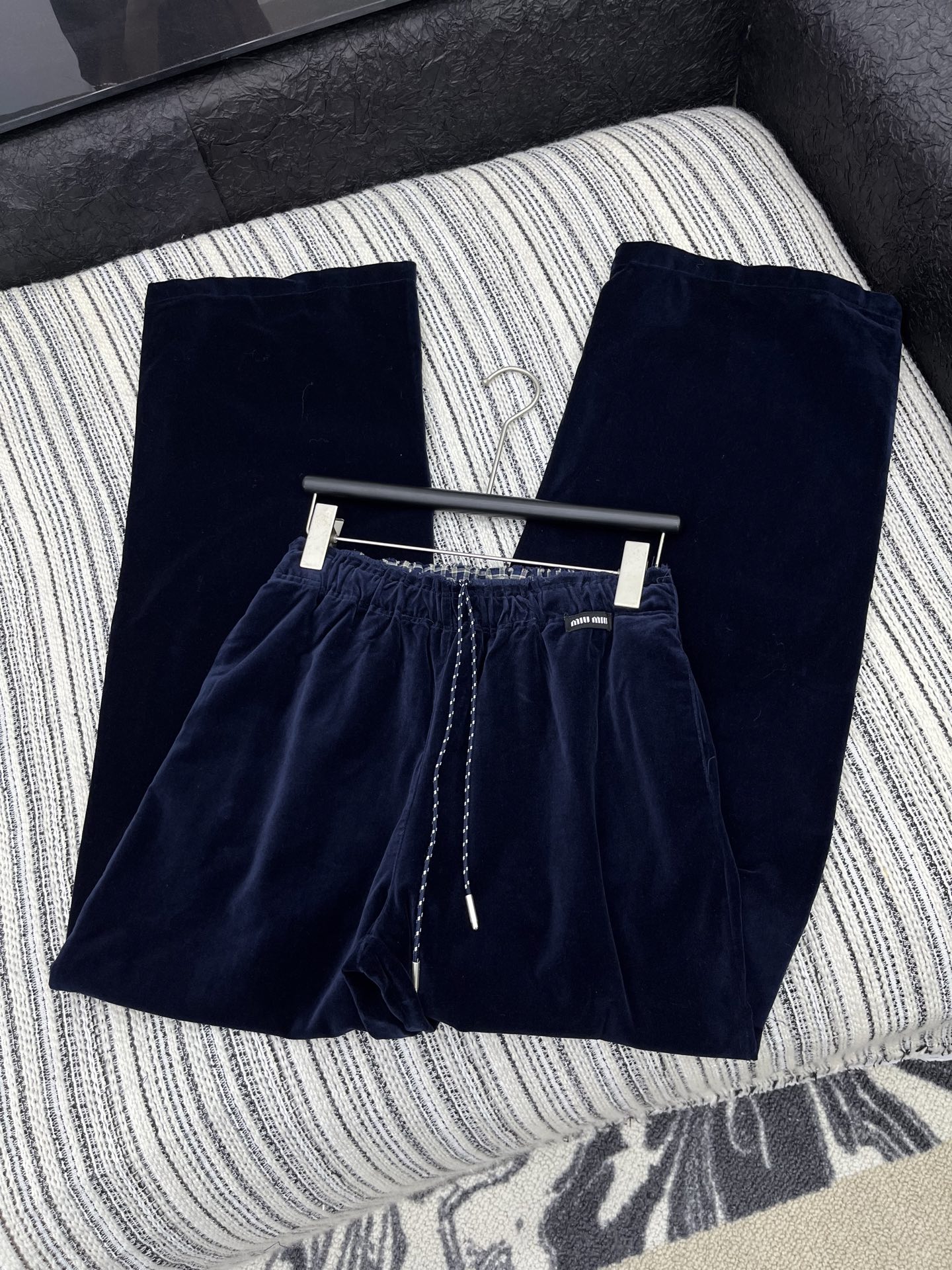 🛒𝐍𝐄𝐖 · 𝟐𝟎𝟐5/爆款现货原单品质 Miu Mi*｜25早秋新款丝绒休闲裤重工抽绳松紧腰拼接 高订