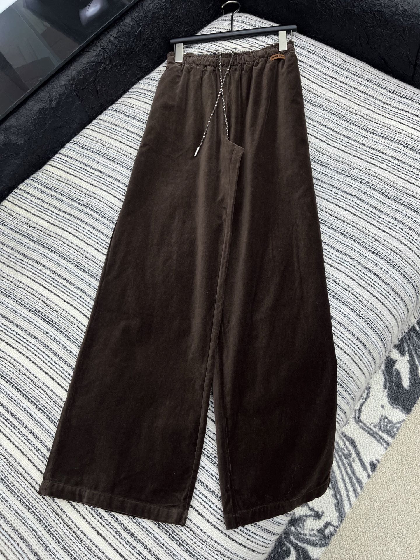 🛒𝐍𝐄𝐖 · 𝟐𝟎𝟐5/爆款现货原单品质 Miu Mi*｜25早秋新款丝绒休闲裤重工抽绳松紧腰拼接 高订