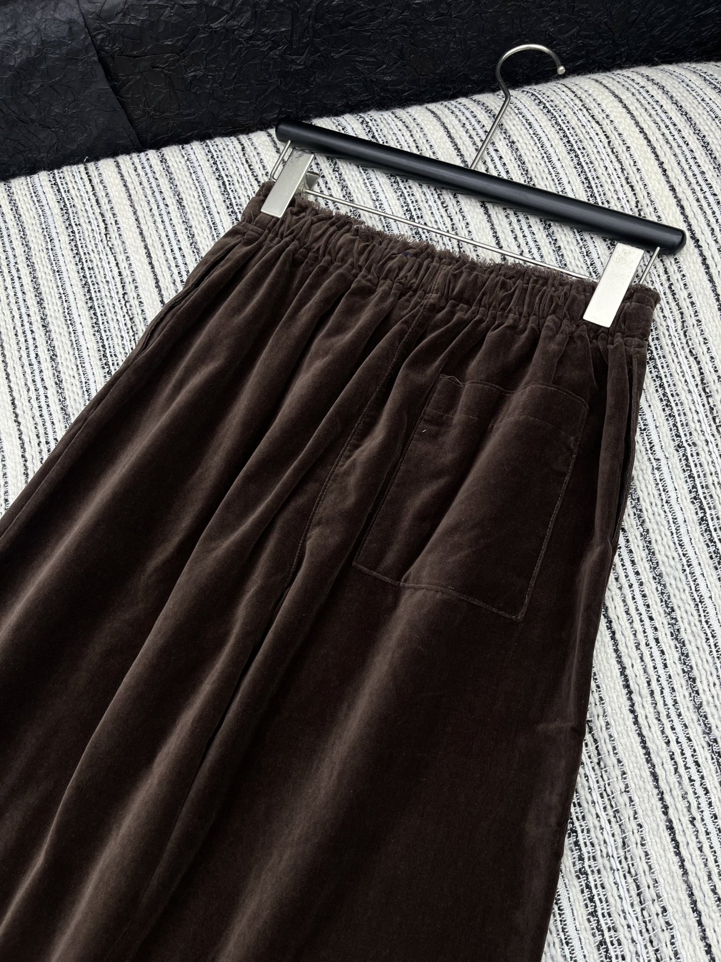 🛒𝐍𝐄𝐖 · 𝟐𝟎𝟐5/爆款现货原单品质 Miu Mi*｜25早秋新款丝绒休闲裤重工抽绳松紧腰拼接 高订