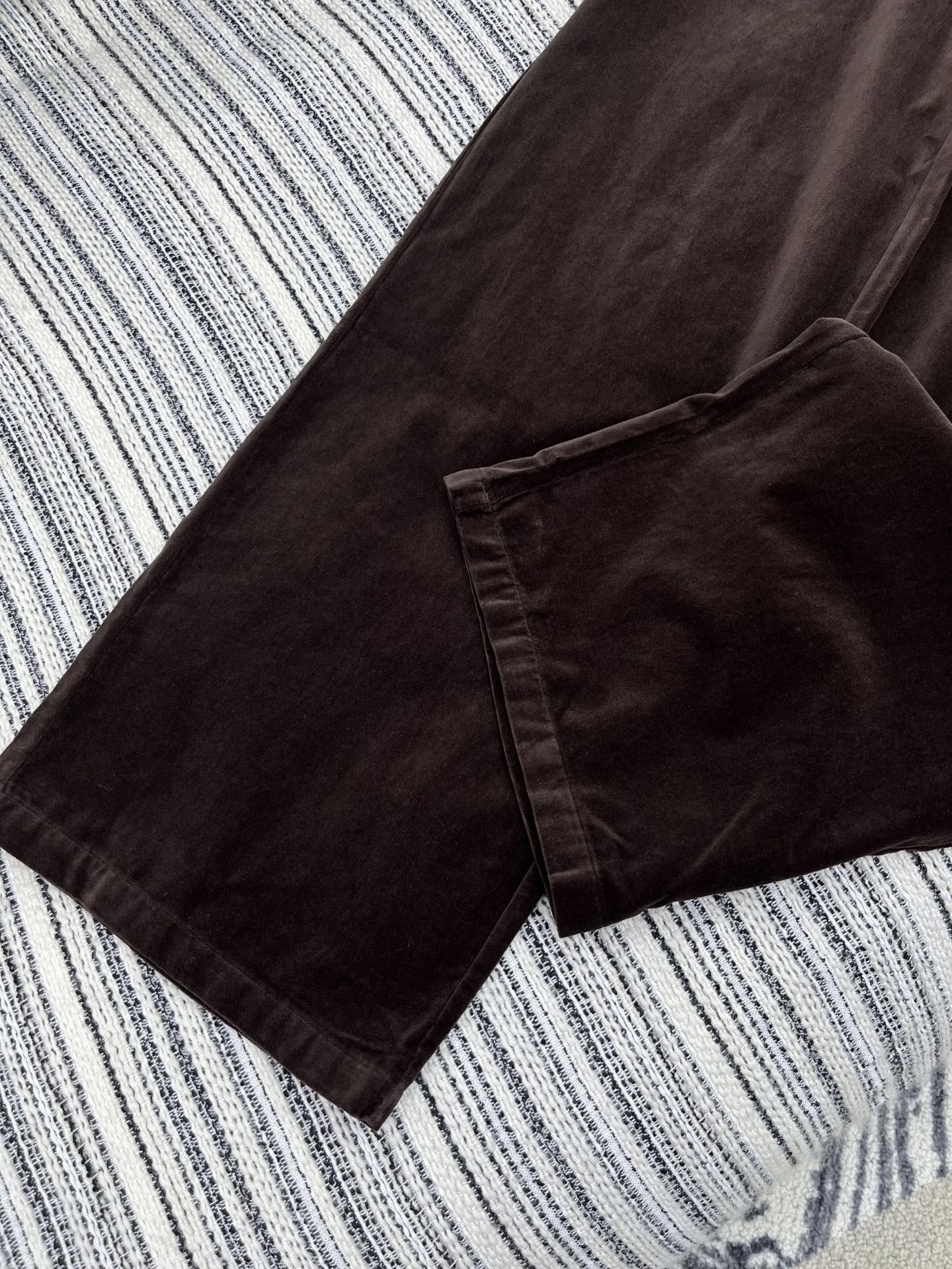 🛒𝐍𝐄𝐖 · 𝟐𝟎𝟐5/爆款现货原单品质 Miu Mi*｜25早秋新款丝绒休闲裤重工抽绳松紧腰拼接 高订