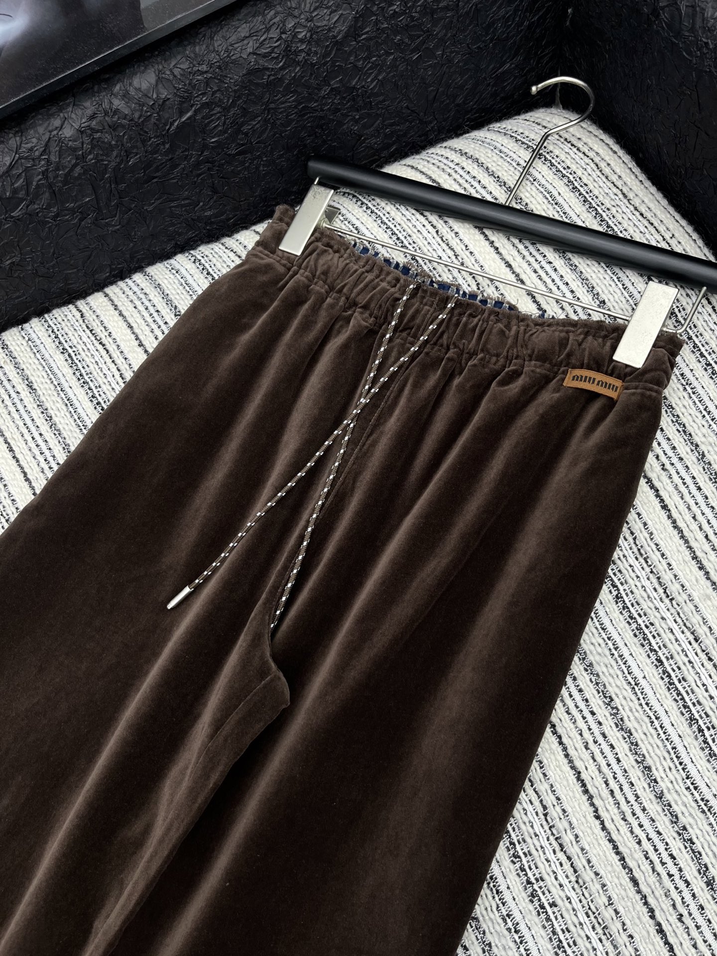 🛒𝐍𝐄𝐖 · 𝟐𝟎𝟐5/爆款现货原单品质 Miu Mi*｜25早秋新款丝绒休闲裤重工抽绳松紧腰拼接 高订