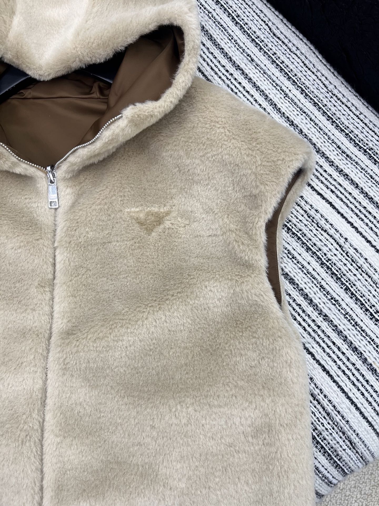 🛒𝐍𝐄𝐖 · 𝟐𝟎𝟐5/爆款现货【原版定制】Prad*｜25秋冬连帽皮草马甲外套极简主义设计高级又时髦！