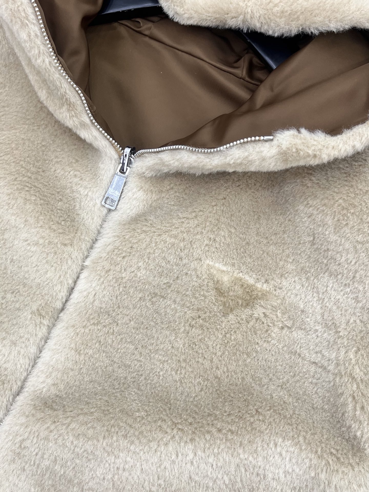 🛒𝐍𝐄𝐖 · 𝟐𝟎𝟐5/爆款现货【原版定制】Prad*｜25秋冬连帽皮草马甲外套极简主义设计高级又时髦！