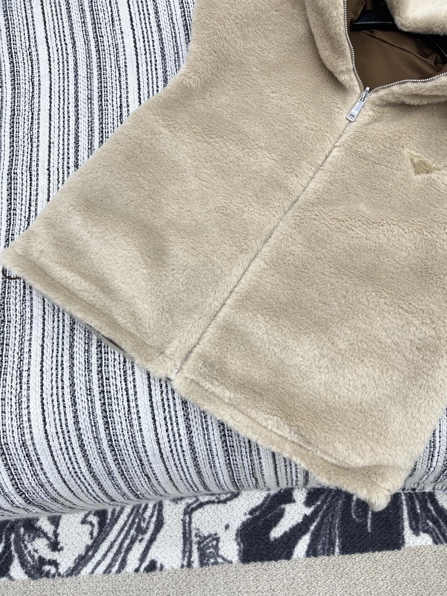 🛒𝐍𝐄𝐖 · 𝟐𝟎𝟐5/爆款现货【原版定制】Prad*｜25秋冬连帽皮草马甲外套极简主义设计高级又时髦！