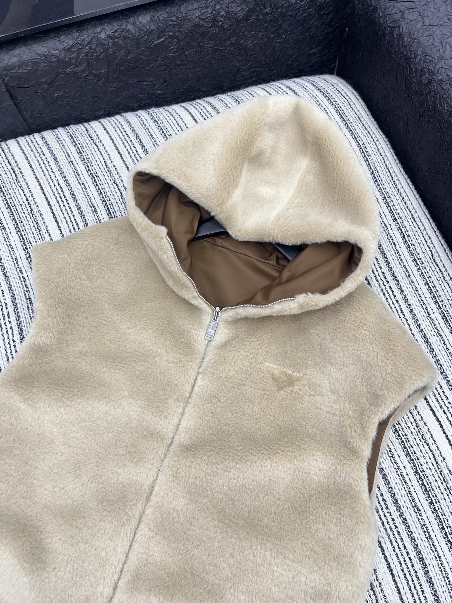 🛒𝐍𝐄𝐖 · 𝟐𝟎𝟐5/爆款现货【原版定制】Prad*｜25秋冬连帽皮草马甲外套极简主义设计高级又时髦！