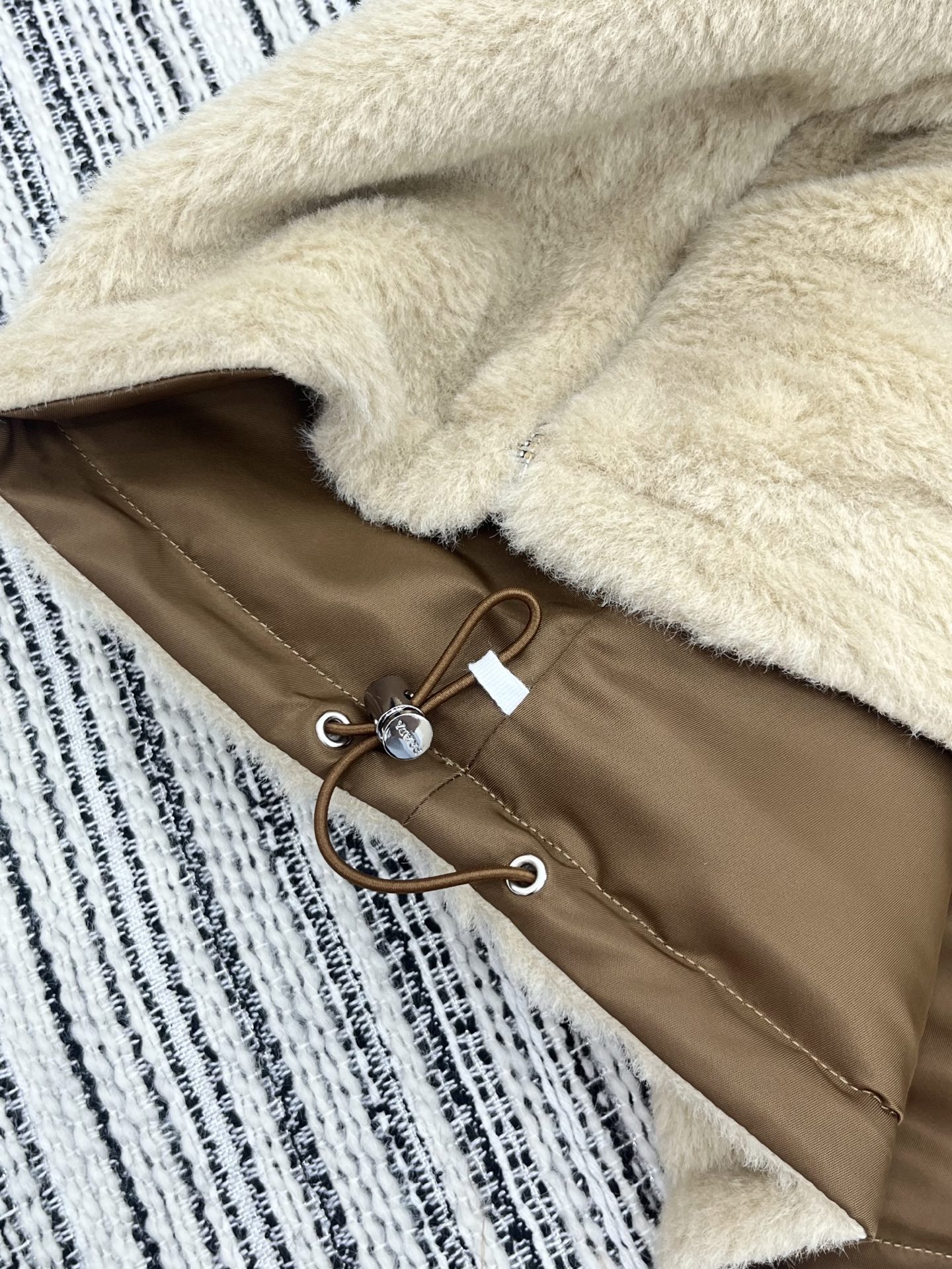 🛒𝐍𝐄𝐖 · 𝟐𝟎𝟐5/爆款现货【原版定制】Prad*｜25秋冬连帽皮草马甲外套极简主义设计高级又时髦！