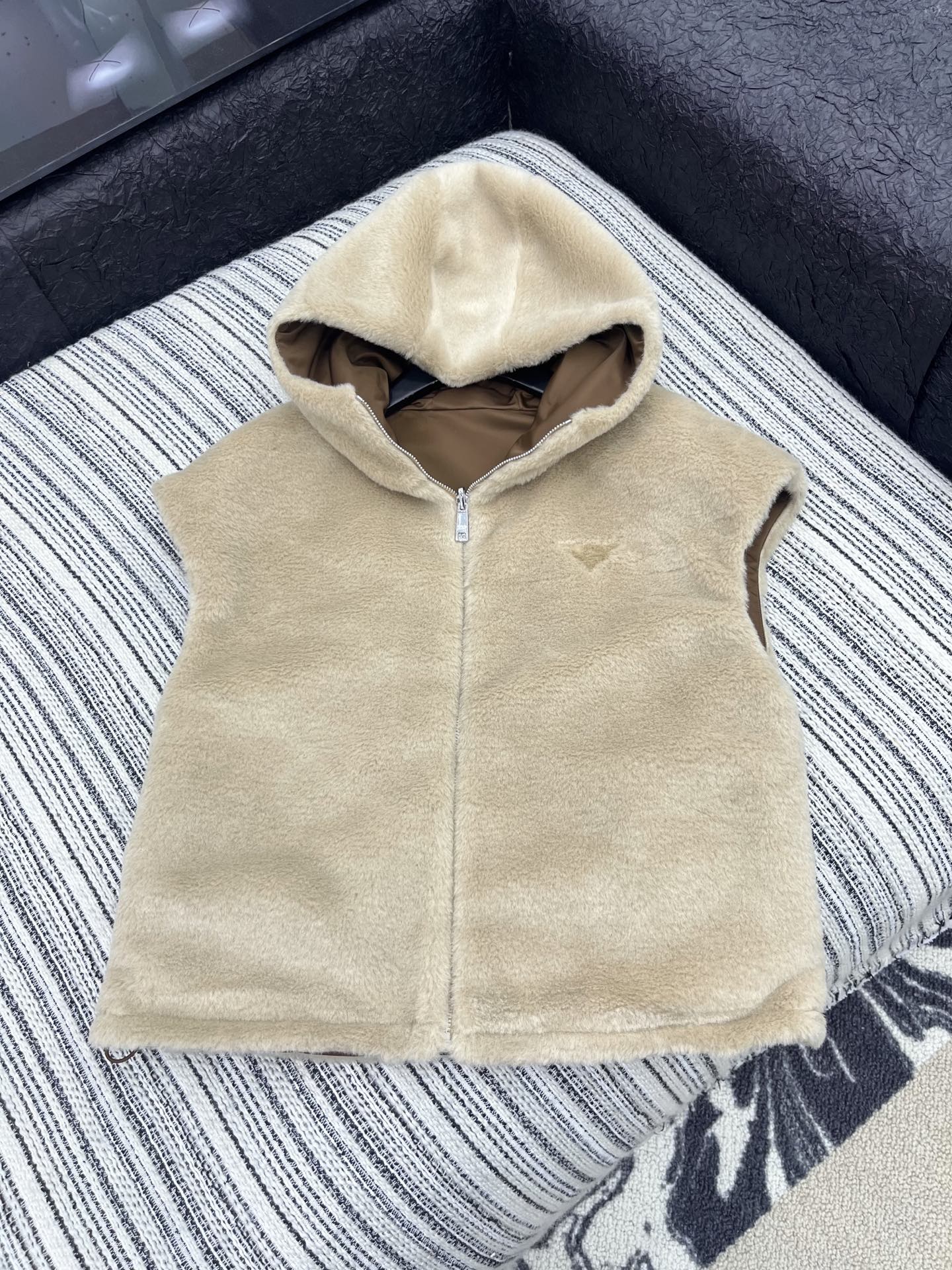 🛒𝐍𝐄𝐖 · 𝟐𝟎𝟐5/爆款现货【原版定制】Prad*｜25秋冬连帽皮草马甲外套极简主义设计高级又时髦！