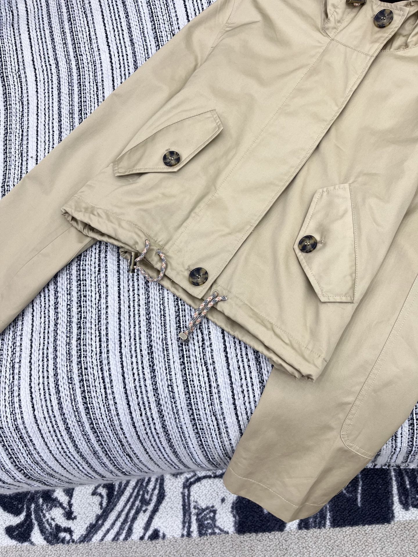 🛒𝐍𝐄𝐖 · 𝟐𝟎𝟐5/爆款现货【原版订制】Bur*｜2025新品带帽短款风衣外套1:1定制进口材质 定