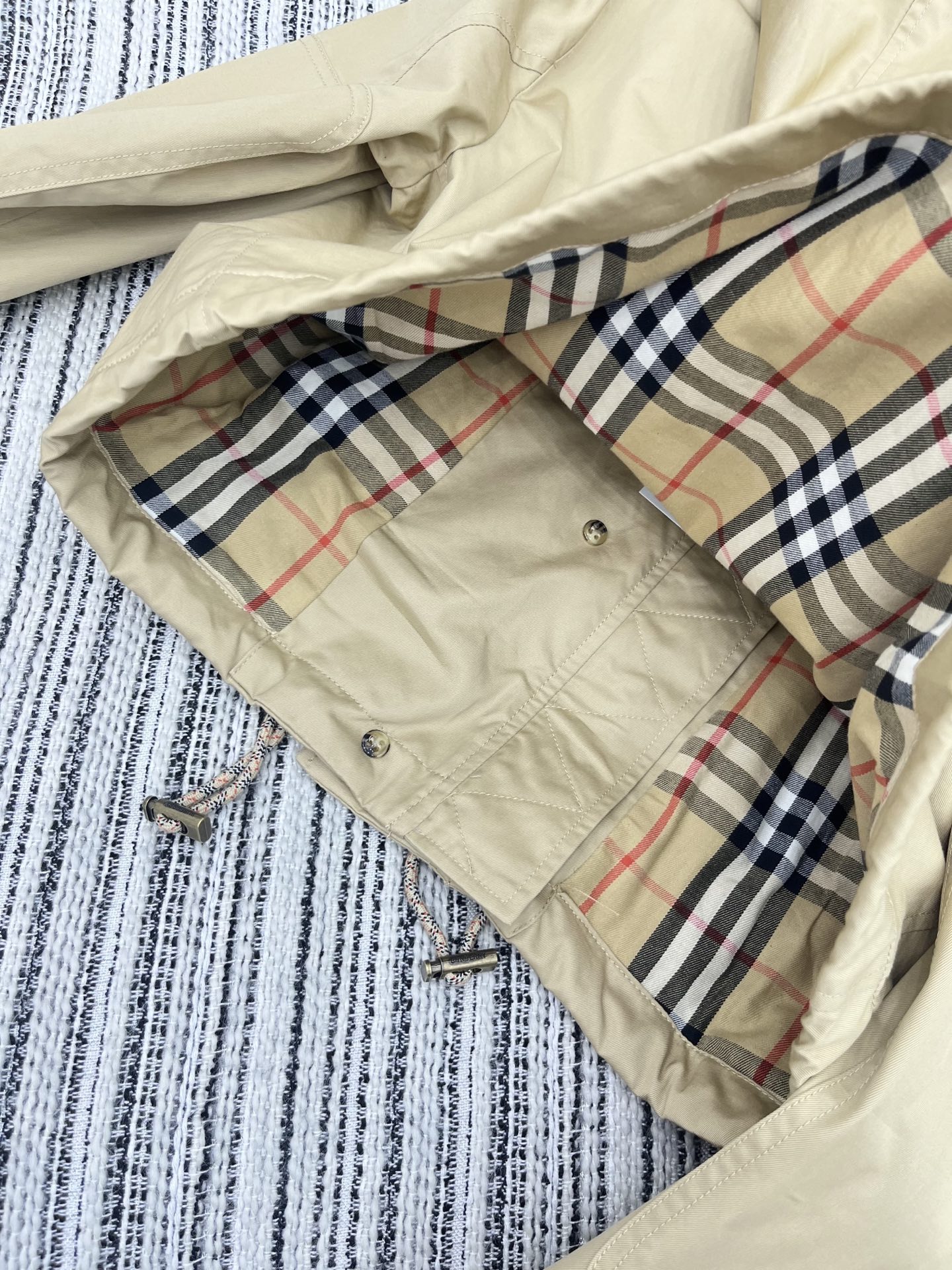 🛒𝐍𝐄𝐖 · 𝟐𝟎𝟐5/爆款现货【原版订制】Bur*｜2025新品带帽短款风衣外套1:1定制进口材质 定