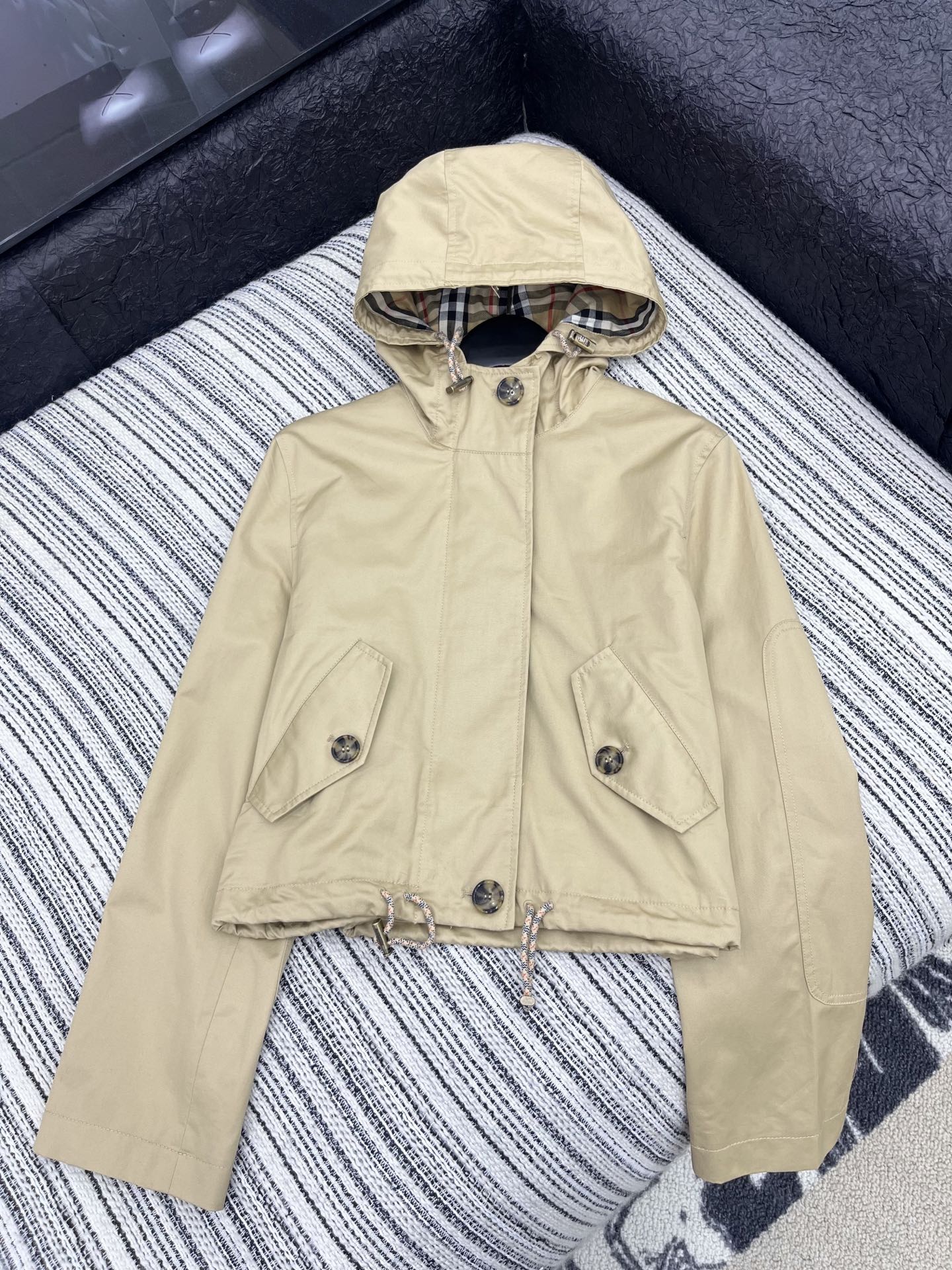 🛒𝐍𝐄𝐖 · 𝟐𝟎𝟐5/爆款现货【原版订制】Bur*｜2025新品带帽短款风衣外套1:1定制进口材质 定