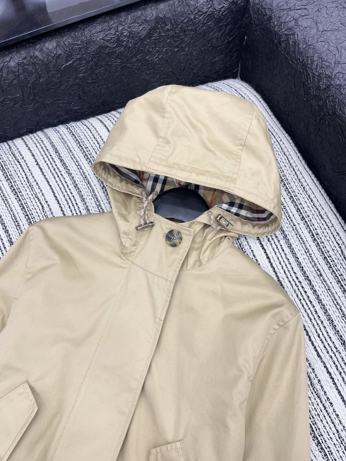 🛒𝐍𝐄𝐖 · 𝟐𝟎𝟐5/爆款现货【原版订制】Bur*｜2025新品带帽短款风衣外套1:1定制进口材质 定