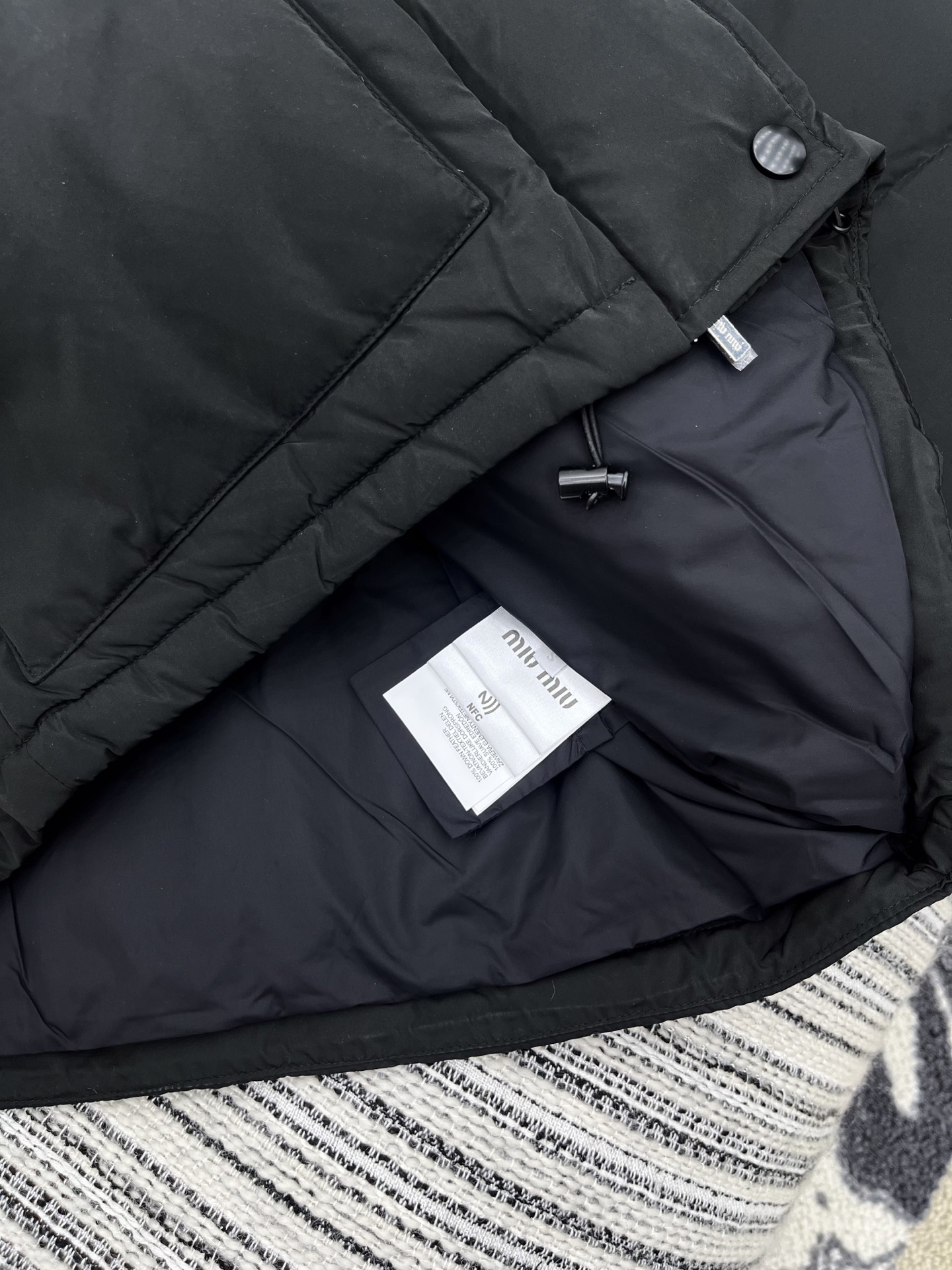 🛒𝐍𝐄𝐖 · 𝟐𝟎𝟐5/爆款现货原单品质 Miu Mi*｜25秋冬新品皮质翻领拼接外套代购爆款本季最好看