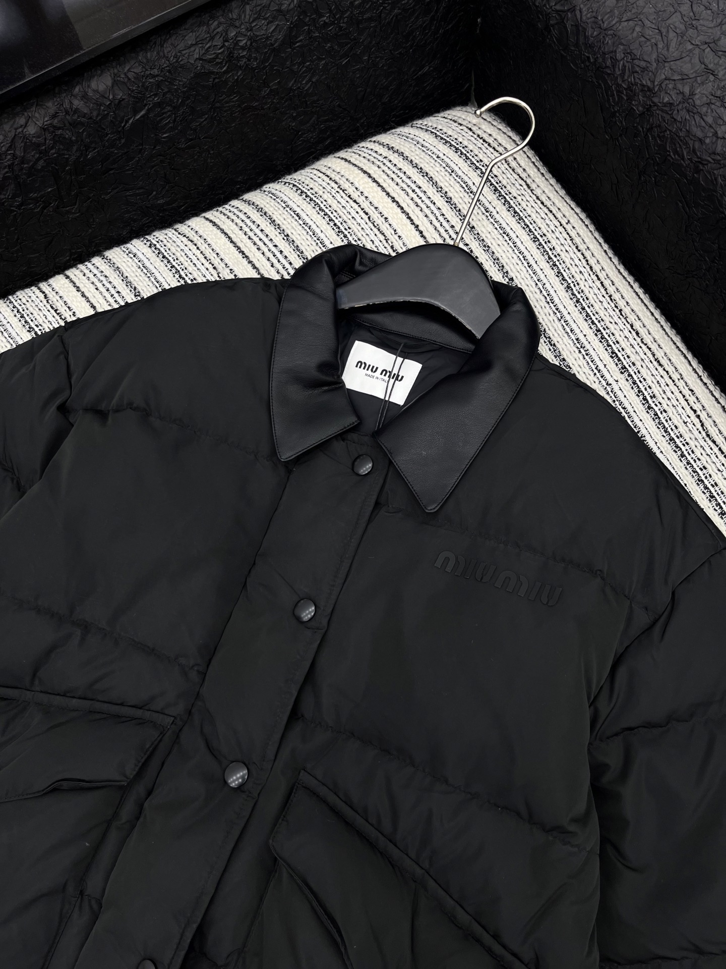 🛒𝐍𝐄𝐖 · 𝟐𝟎𝟐5/爆款现货原单品质 Miu Mi*｜25秋冬新品皮质翻领拼接外套代购爆款本季最好看