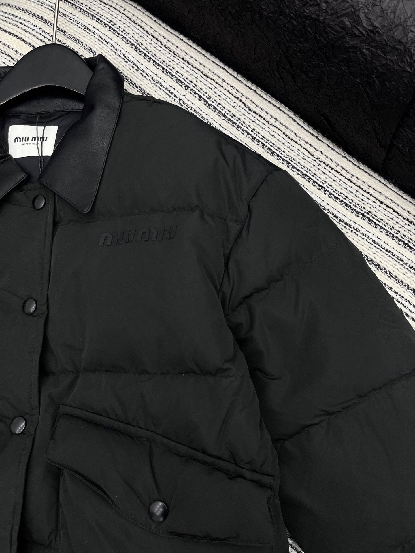 🛒𝐍𝐄𝐖 · 𝟐𝟎𝟐5/爆款现货原单品质 Miu Mi*｜25秋冬新品皮质翻领拼接外套代购爆款本季最好看