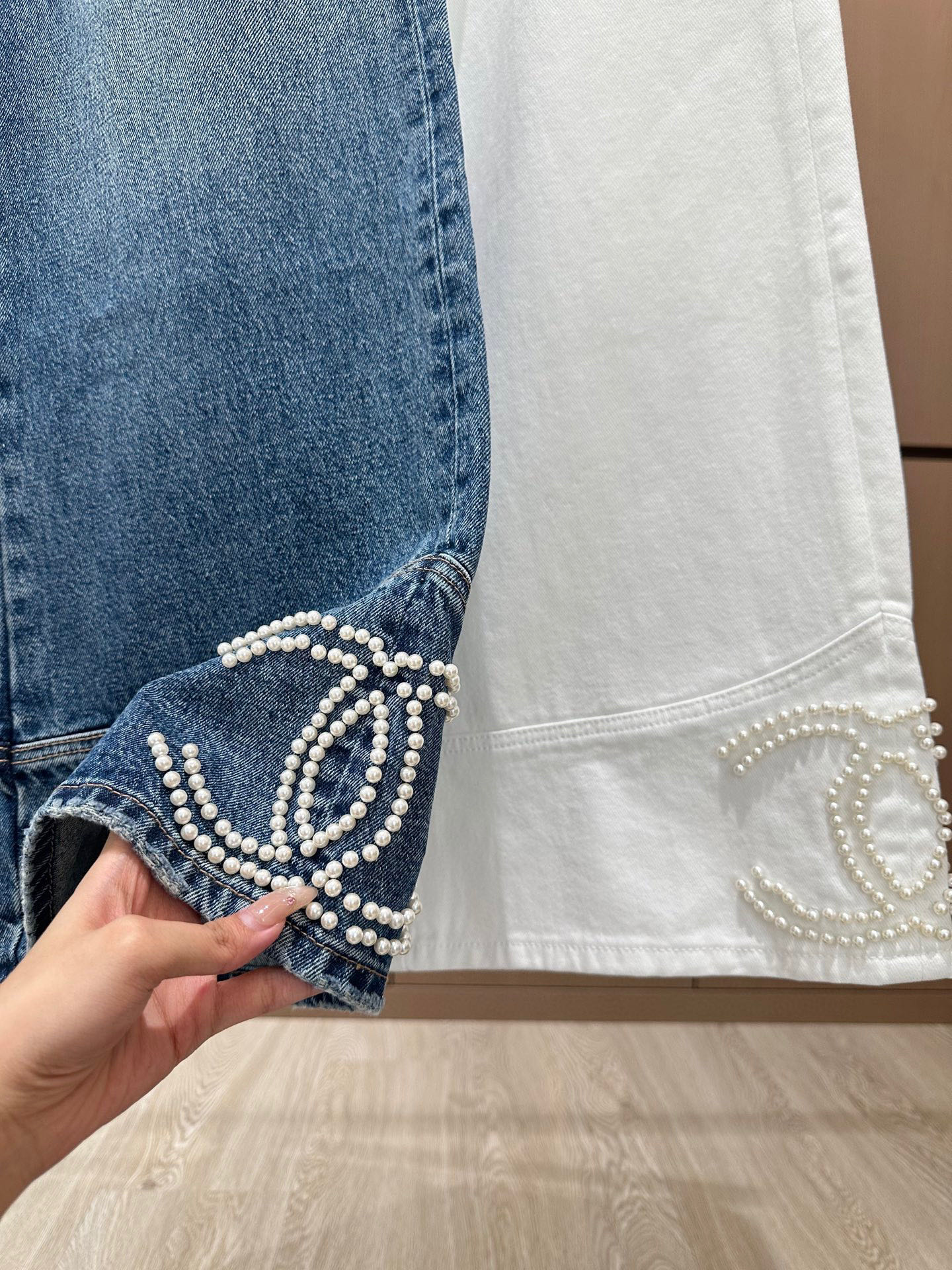 🛒𝐍𝐄𝐖 · 𝟐𝟎𝟐5/爆款现货设计师 原创｜2025 手工珍珠装饰牛仔裤定制YB斜纹棉牛仔材质 工艺洗