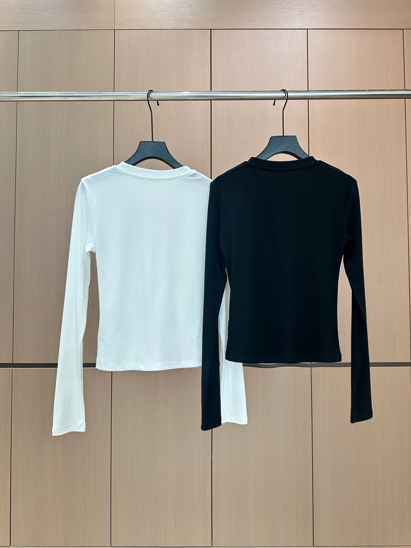 🛒𝐍𝐄𝐖 · 𝟐𝟎𝟐5/爆款现货设计师 原创｜2025新款天丝打底衫云感舒适的系列！上身的触感谁穿谁知道