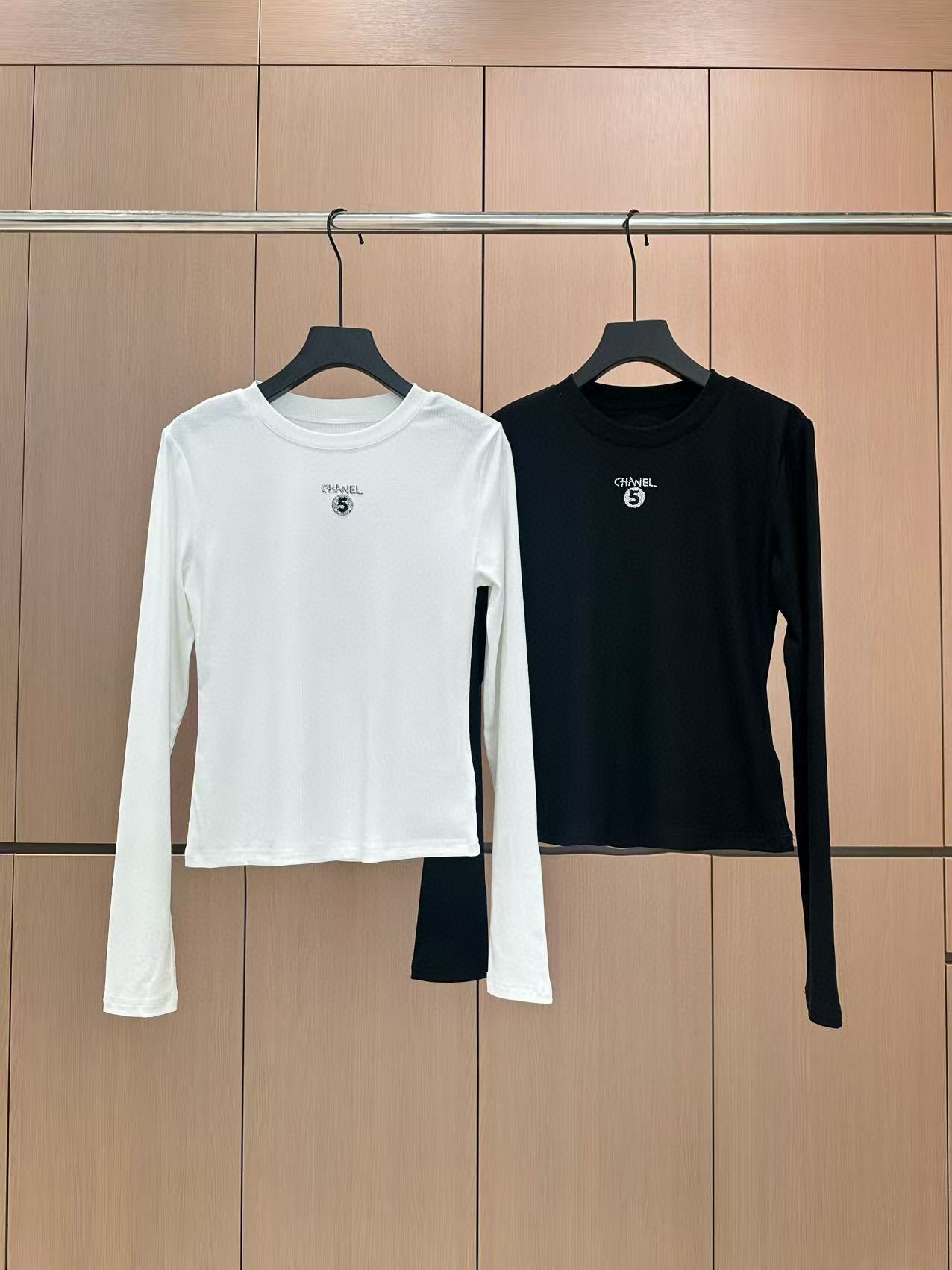 🛒𝐍𝐄𝐖 · 𝟐𝟎𝟐5/爆款现货设计师 原创｜2025新款天丝打底衫云感舒适的系列！上身的触感谁穿谁知道