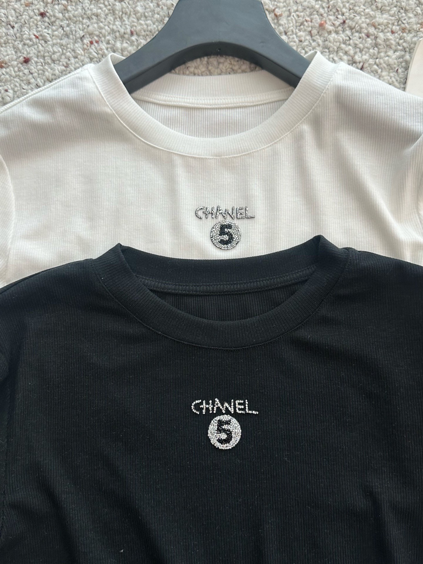 🛒𝐍𝐄𝐖 · 𝟐𝟎𝟐5/爆款现货设计师 原创｜2025新款天丝打底衫云感舒适的系列！上身的触感谁穿谁知道