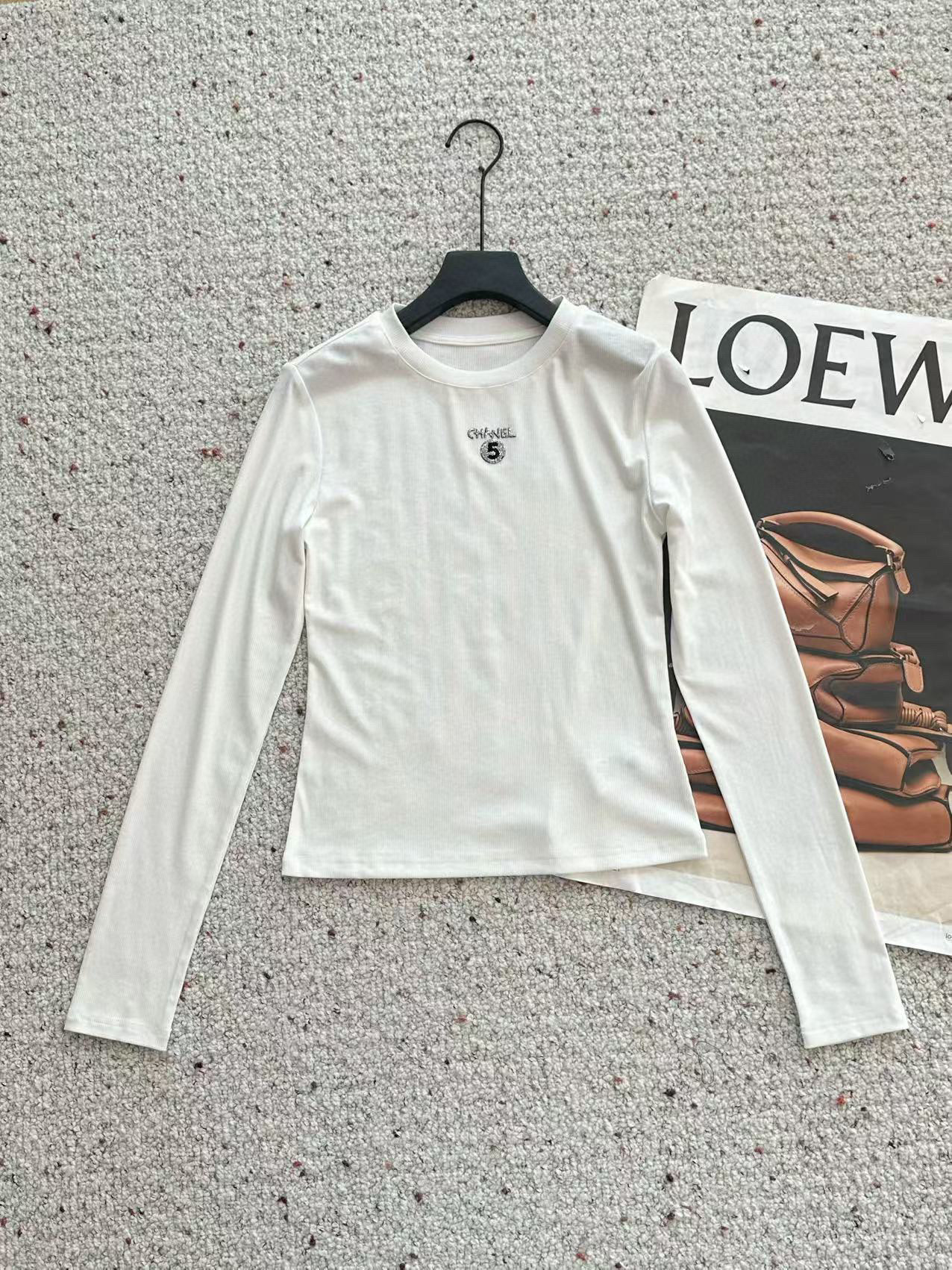 🛒𝐍𝐄𝐖 · 𝟐𝟎𝟐5/爆款现货设计师 原创｜2025新款天丝打底衫云感舒适的系列！上身的触感谁穿谁知道