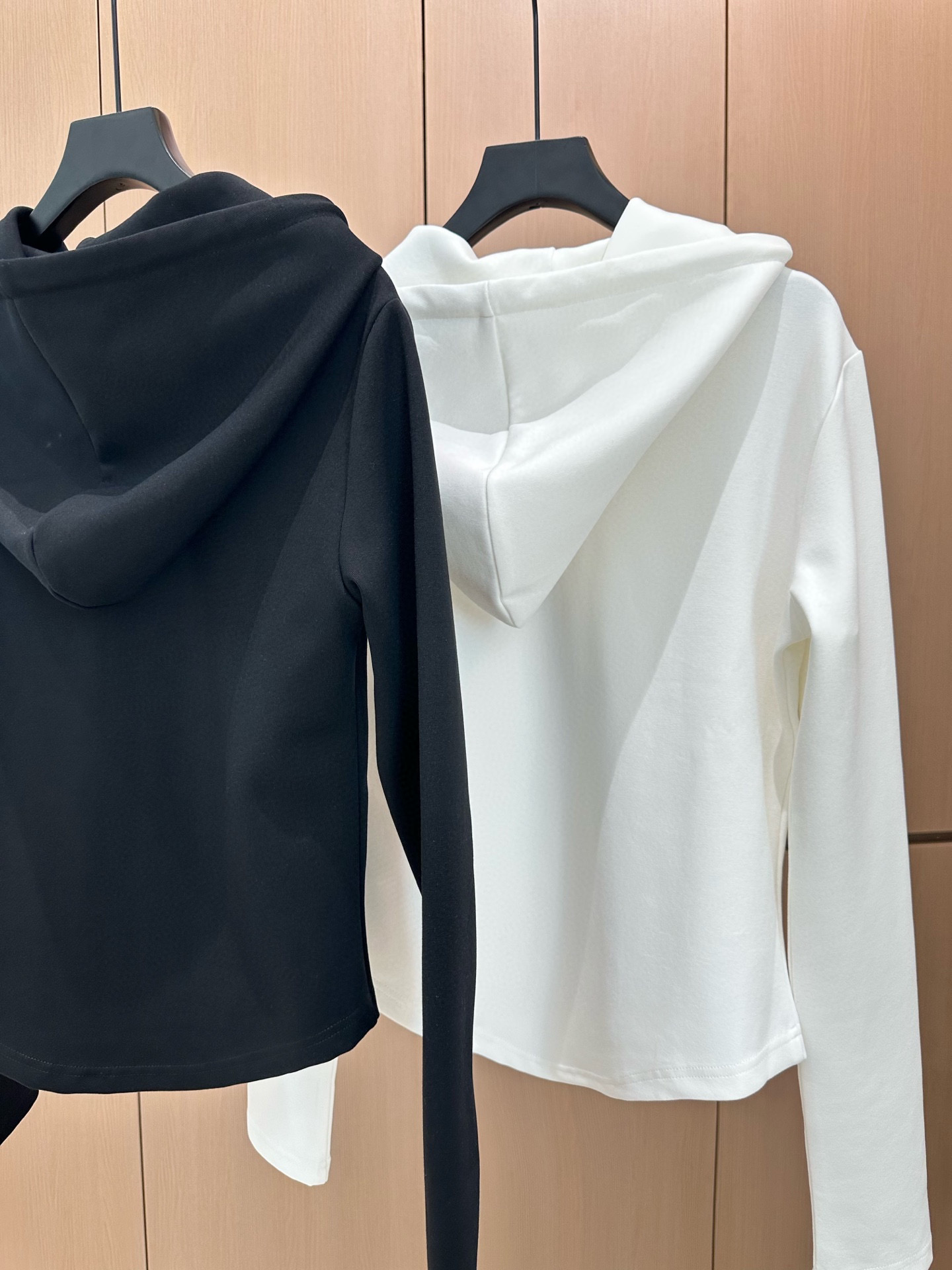 🛒𝐍𝐄𝐖 · 𝟐𝟎𝟐5/爆款现货原单品质 原创｜撞色贴标休闲套装带帽双拉链外套，搭配微镰刀版卫裤，定制面