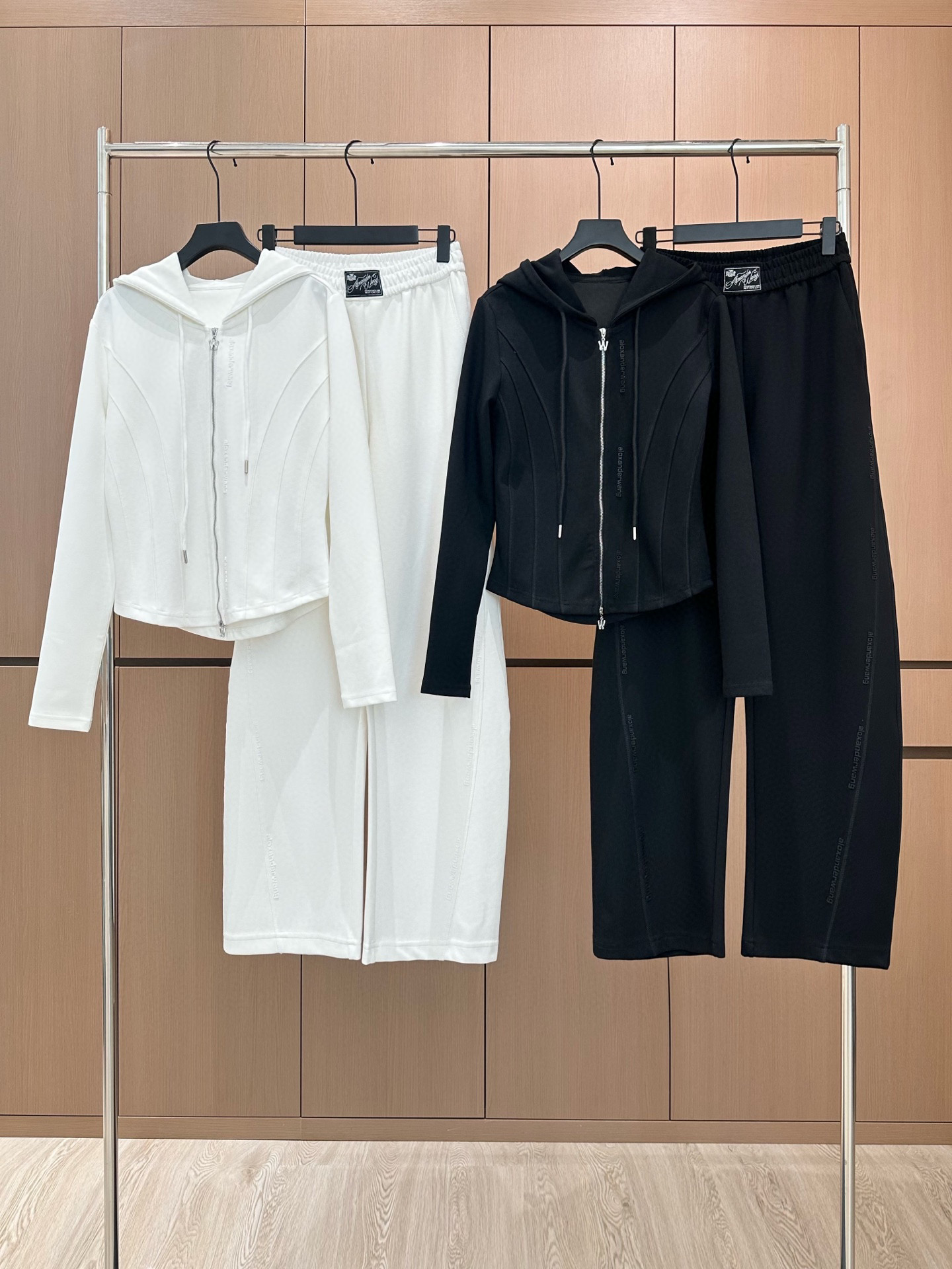 🛒𝐍𝐄𝐖 · 𝟐𝟎𝟐5/爆款现货原单品质 原创｜撞色贴标休闲套装带帽双拉链外套，搭配微镰刀版卫裤，定制面