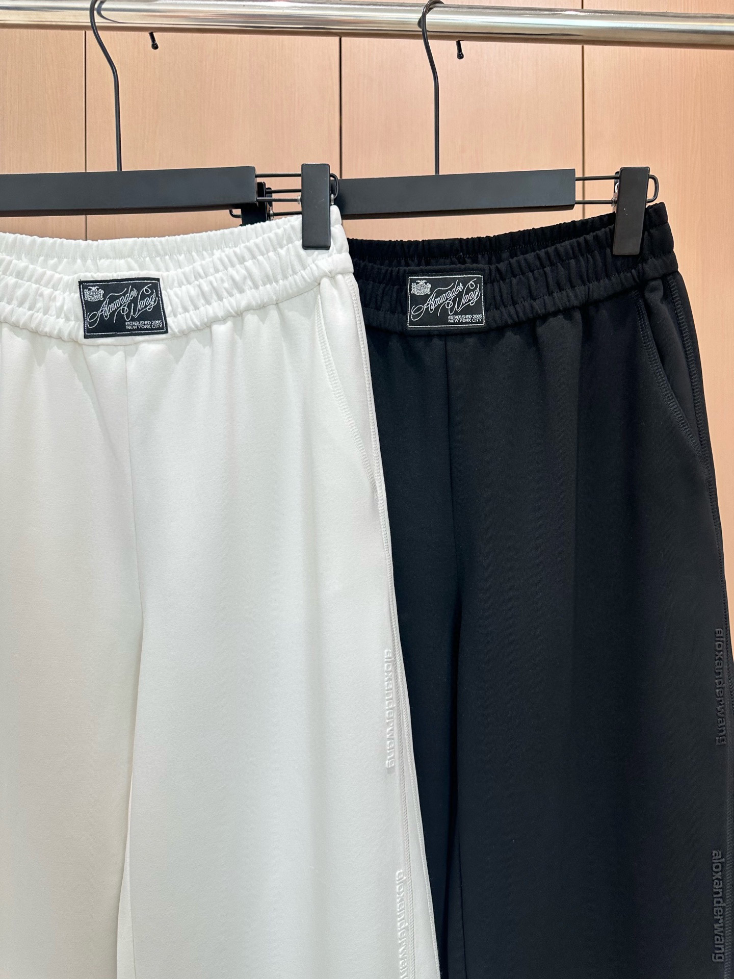 🛒𝐍𝐄𝐖 · 𝟐𝟎𝟐5/爆款现货原单品质 原创｜撞色贴标休闲套装带帽双拉链外套，搭配微镰刀版卫裤，定制面