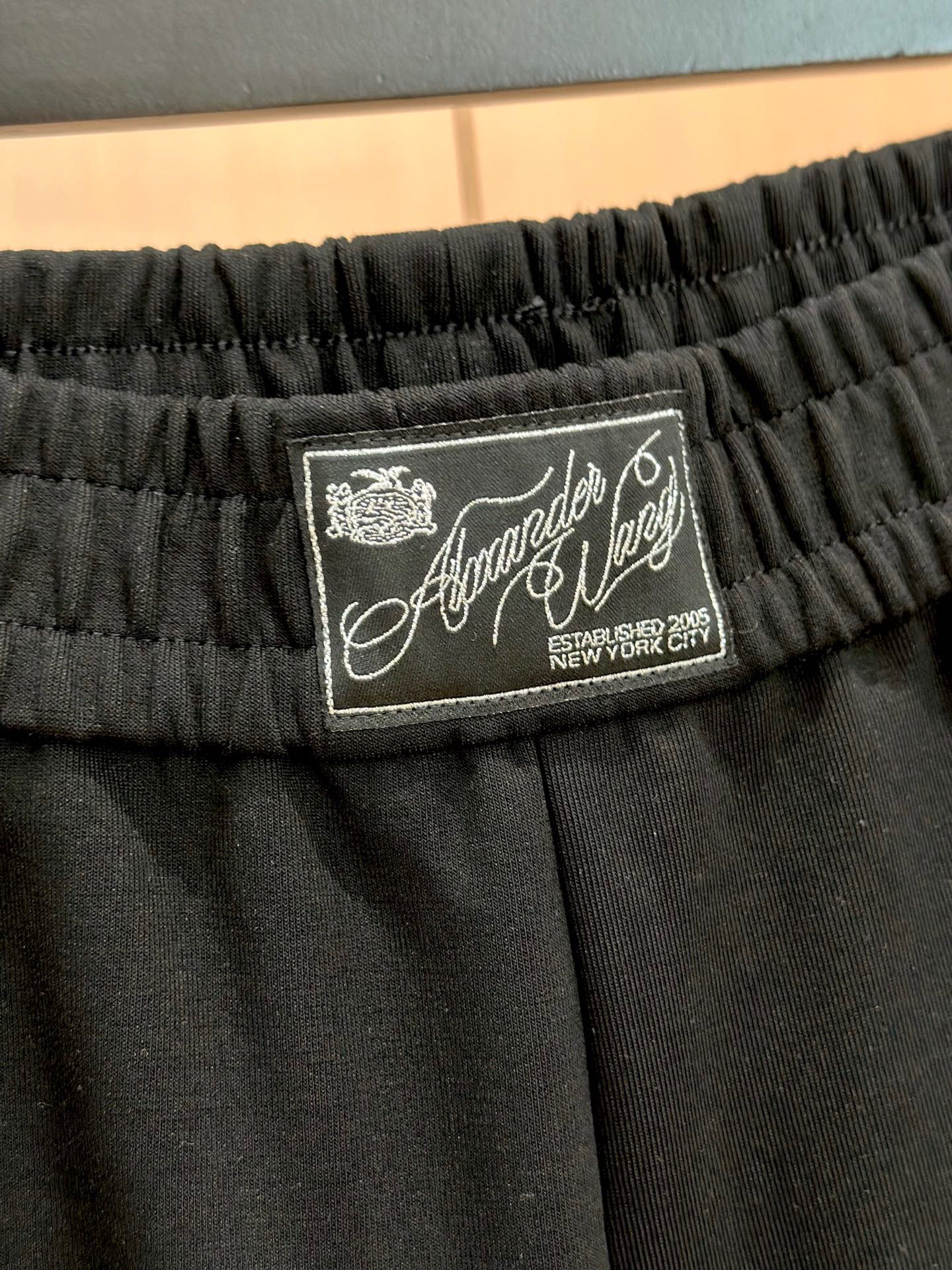 🛒𝐍𝐄𝐖 · 𝟐𝟎𝟐5/爆款现货原单品质 原创｜撞色贴标休闲套装带帽双拉链外套，搭配微镰刀版卫裤，定制面