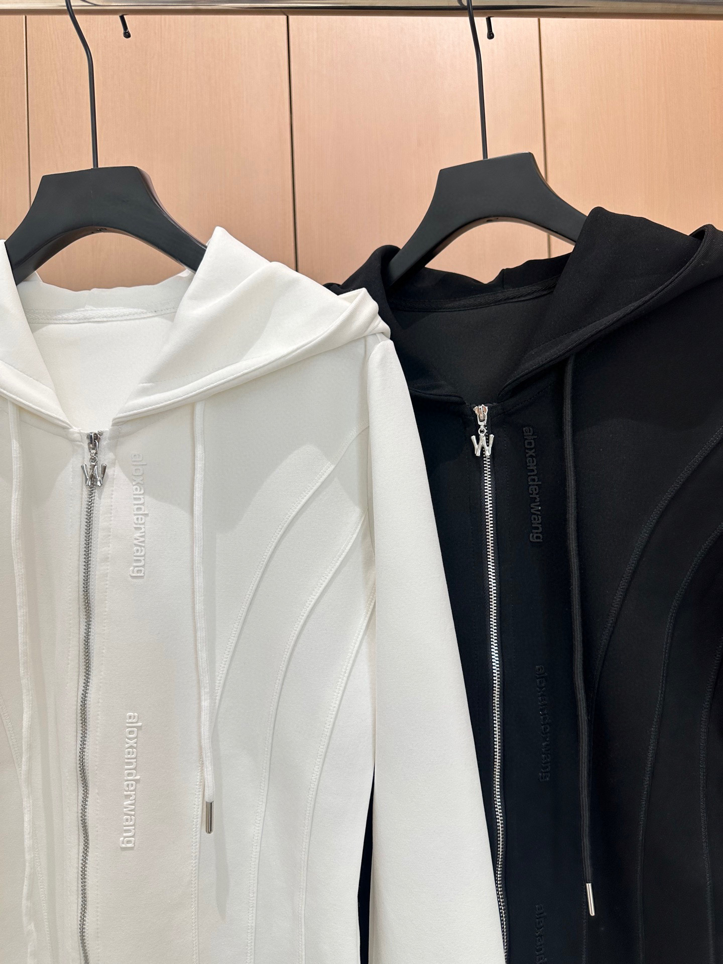 🛒𝐍𝐄𝐖 · 𝟐𝟎𝟐5/爆款现货原单品质 原创｜撞色贴标休闲套装带帽双拉链外套，搭配微镰刀版卫裤，定制面