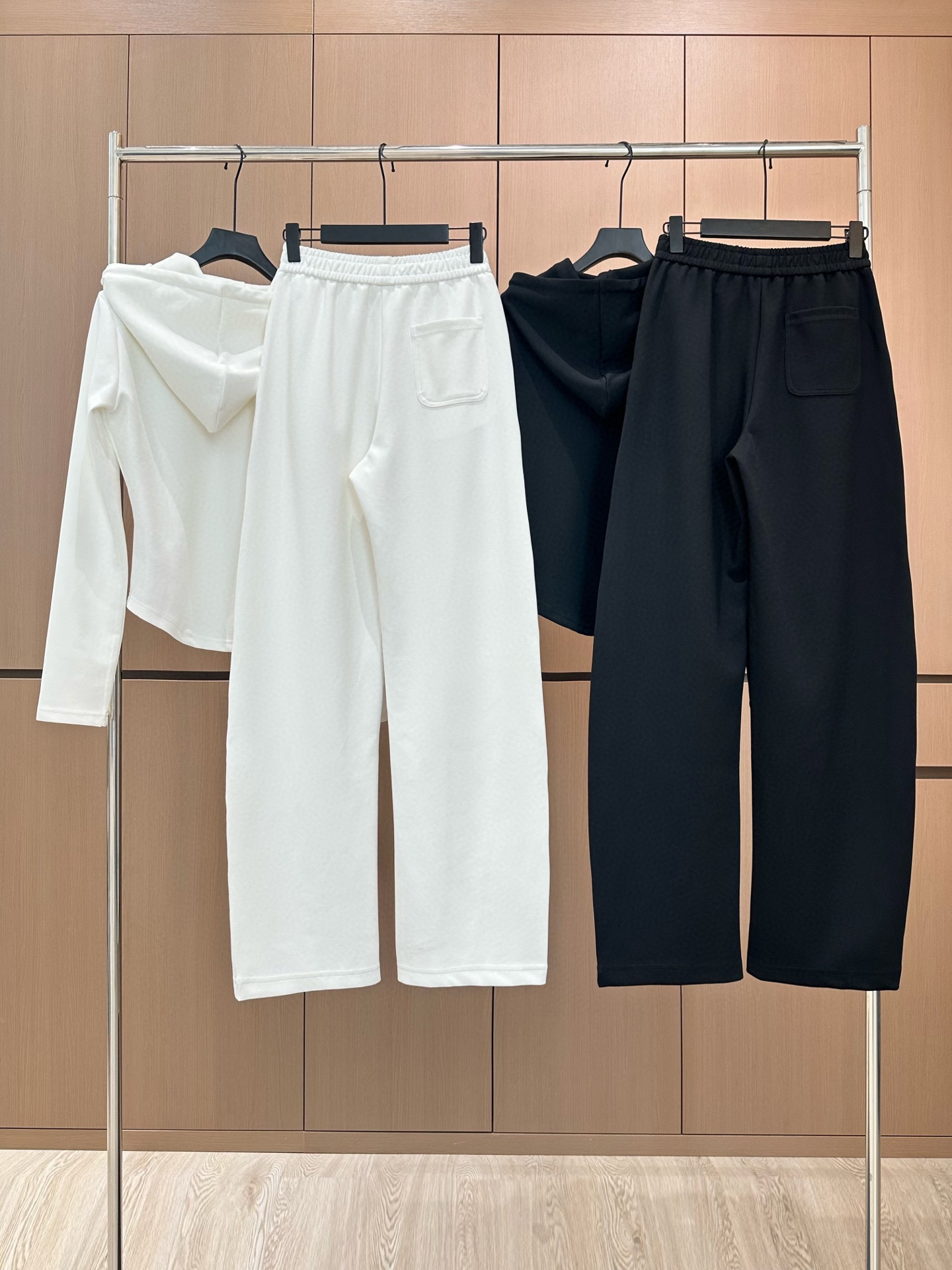 🛒𝐍𝐄𝐖 · 𝟐𝟎𝟐5/爆款现货原单品质 原创｜撞色贴标休闲套装带帽双拉链外套，搭配微镰刀版卫裤，定制面