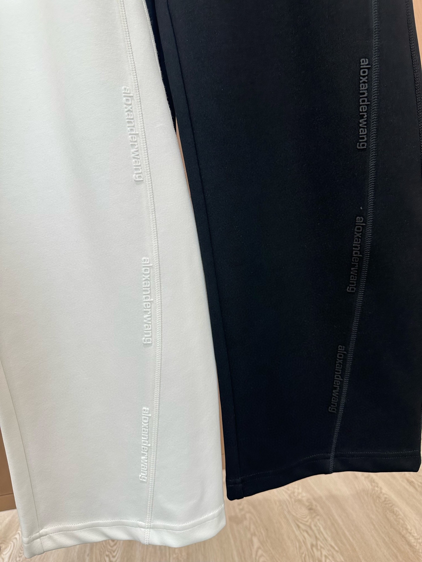 🛒𝐍𝐄𝐖 · 𝟐𝟎𝟐5/爆款现货原单品质 原创｜撞色贴标休闲套装带帽双拉链外套，搭配微镰刀版卫裤，定制面