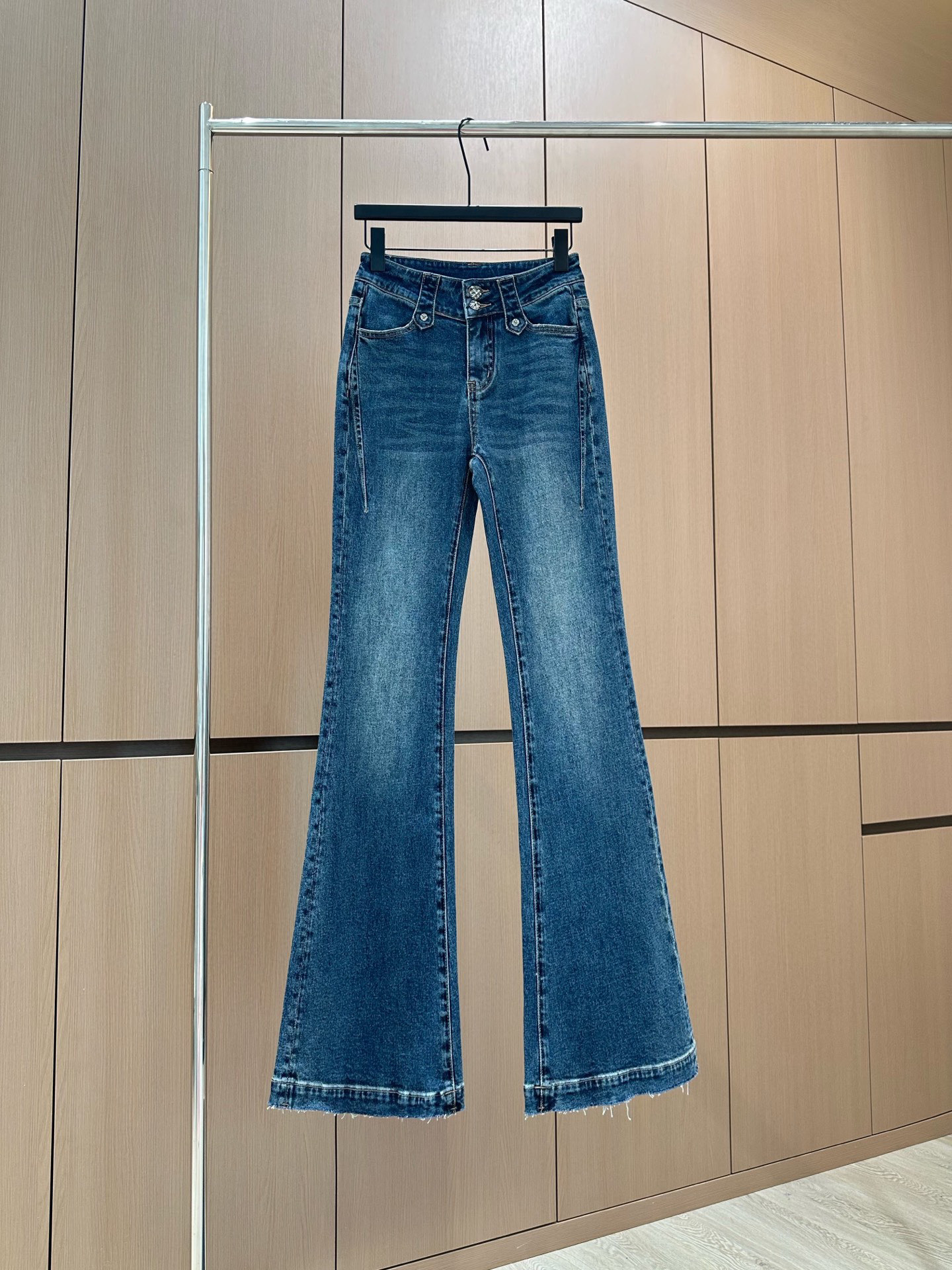 🛒𝐍𝐄𝐖 · 𝟐𝟎𝟐5/爆款现货设计师原创｜女神同款贴布绣微喇牛仔裤这款牛仔裤选用优质面料，工艺渐变色洗