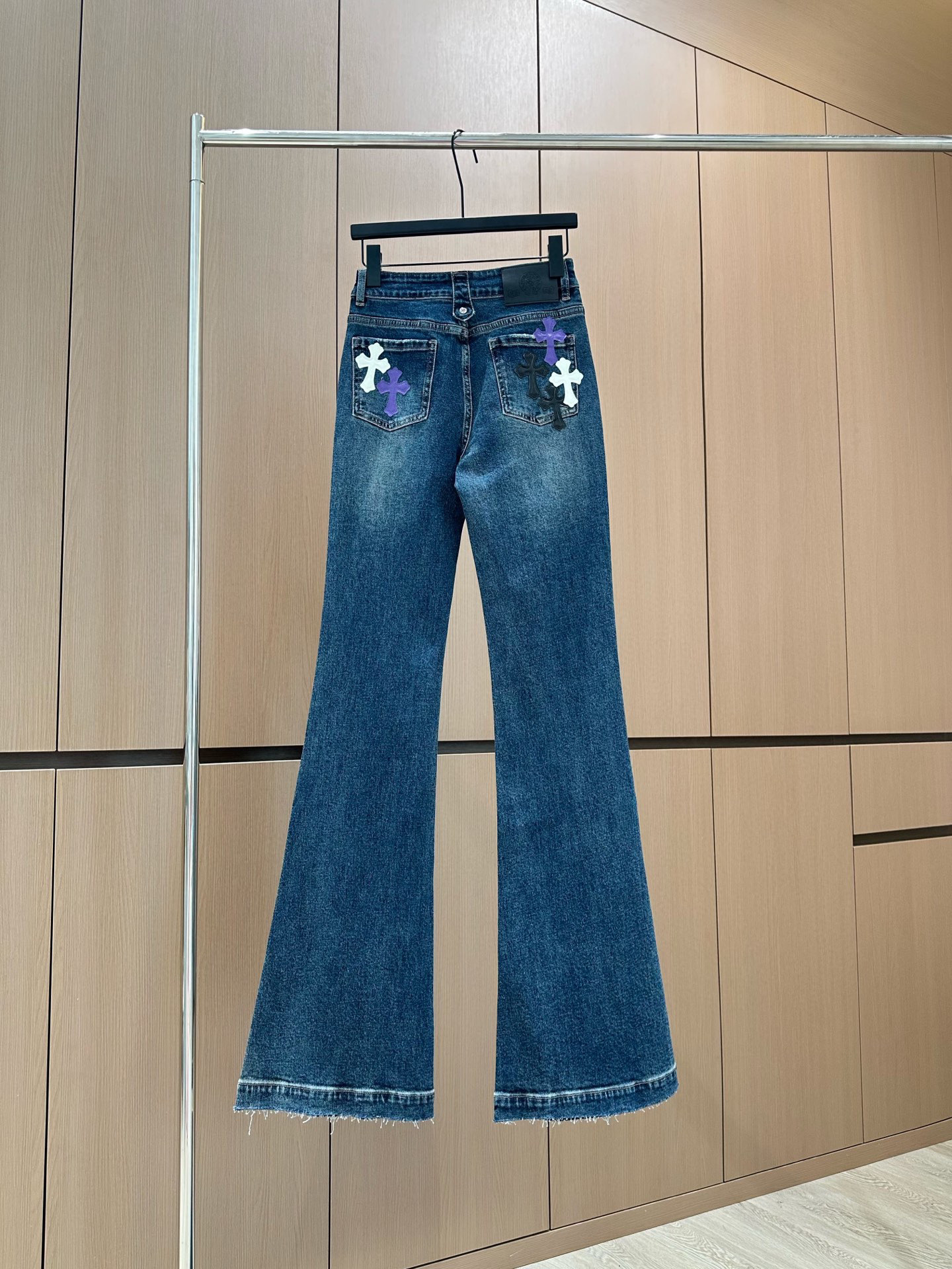 🛒𝐍𝐄𝐖 · 𝟐𝟎𝟐5/爆款现货设计师原创｜女神同款贴布绣微喇牛仔裤这款牛仔裤选用优质面料，工艺渐变色洗