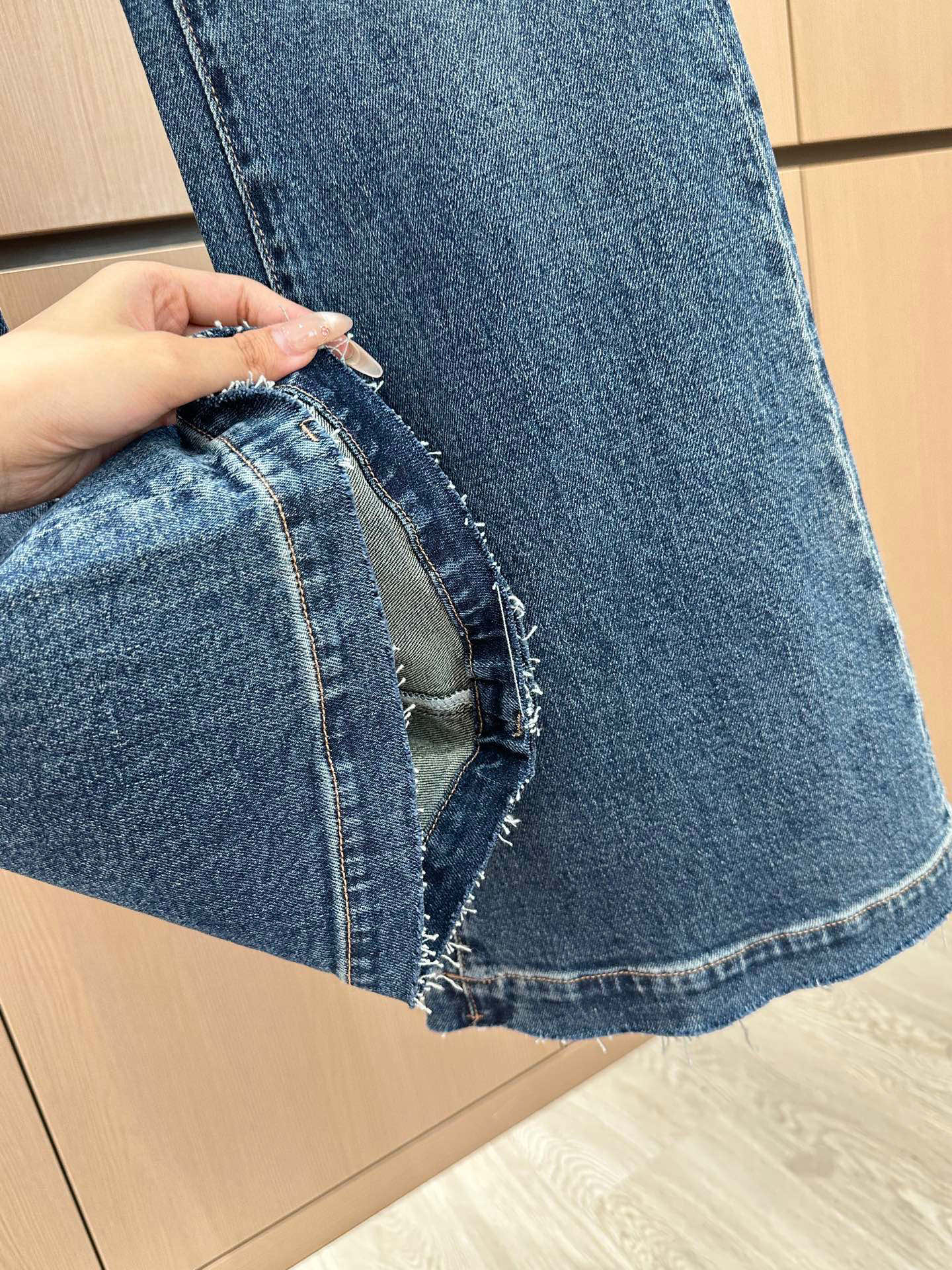 🛒𝐍𝐄𝐖 · 𝟐𝟎𝟐5/爆款现货设计师原创｜女神同款贴布绣微喇牛仔裤这款牛仔裤选用优质面料，工艺渐变色洗