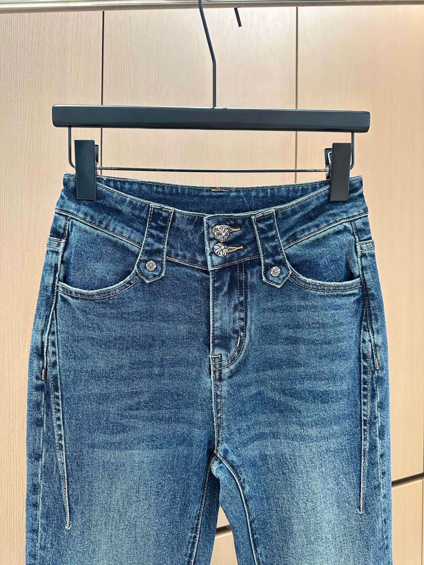 🛒𝐍𝐄𝐖 · 𝟐𝟎𝟐5/爆款现货设计师原创｜女神同款贴布绣微喇牛仔裤这款牛仔裤选用优质面料，工艺渐变色洗