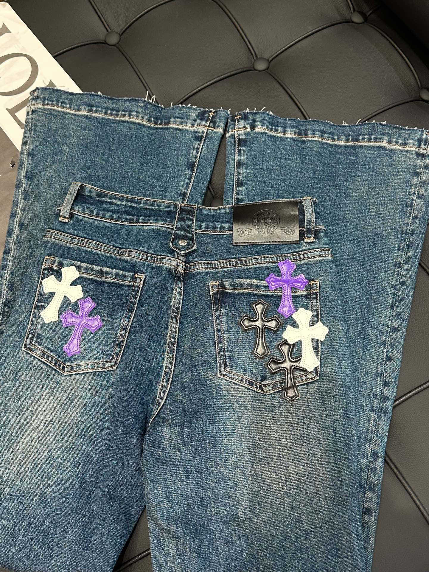 🛒𝐍𝐄𝐖 · 𝟐𝟎𝟐5/爆款现货设计师原创｜女神同款贴布绣微喇牛仔裤这款牛仔裤选用优质面料，工艺渐变色洗