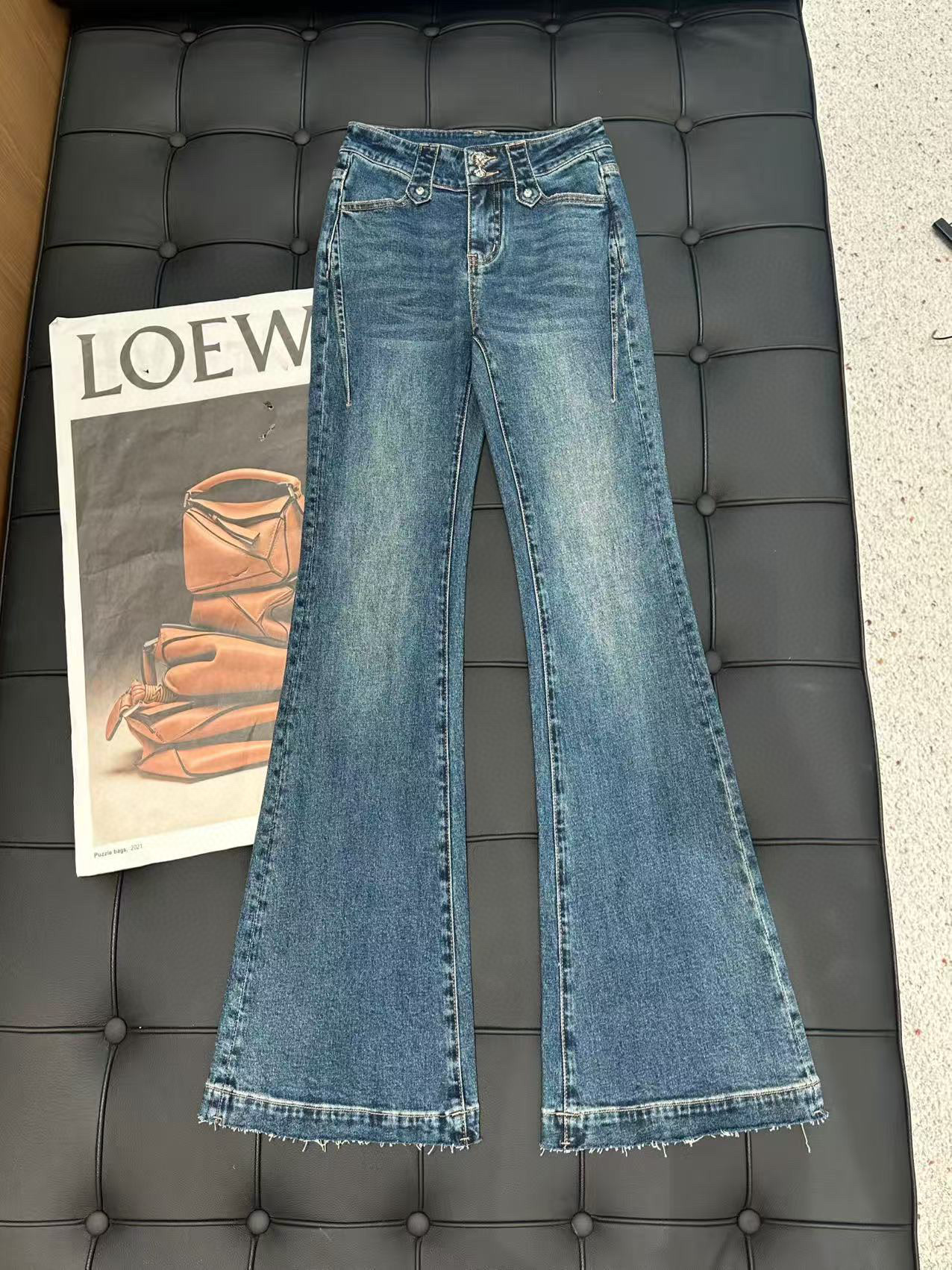 🛒𝐍𝐄𝐖 · 𝟐𝟎𝟐5/爆款现货设计师原创｜女神同款贴布绣微喇牛仔裤这款牛仔裤选用优质面料，工艺渐变色洗