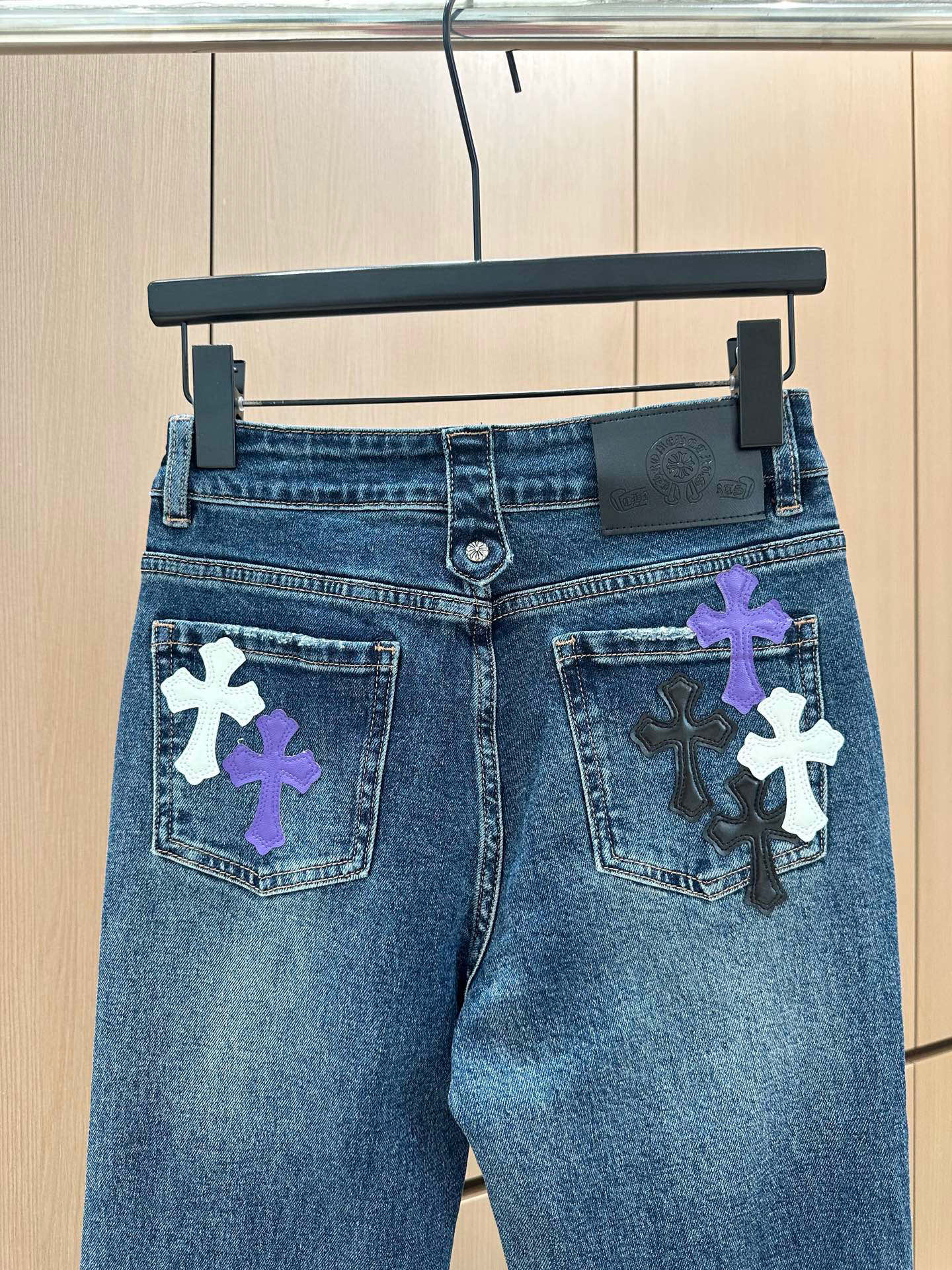 🛒𝐍𝐄𝐖 · 𝟐𝟎𝟐5/爆款现货设计师原创｜女神同款贴布绣微喇牛仔裤这款牛仔裤选用优质面料，工艺渐变色洗