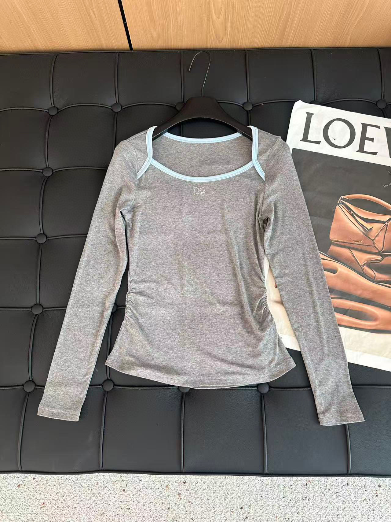 🛒𝐍𝐄𝐖 · 𝟐𝟎𝟐5/爆款现货设计师 原创｜2025新款一字肩天丝羊毛条纹打底衫云感舒适的系列！上身的