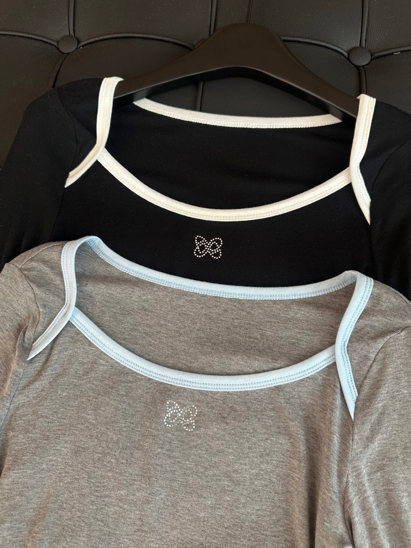 🛒𝐍𝐄𝐖 · 𝟐𝟎𝟐5/爆款现货设计师 原创｜2025新款一字肩天丝羊毛条纹打底衫云感舒适的系列！上身的