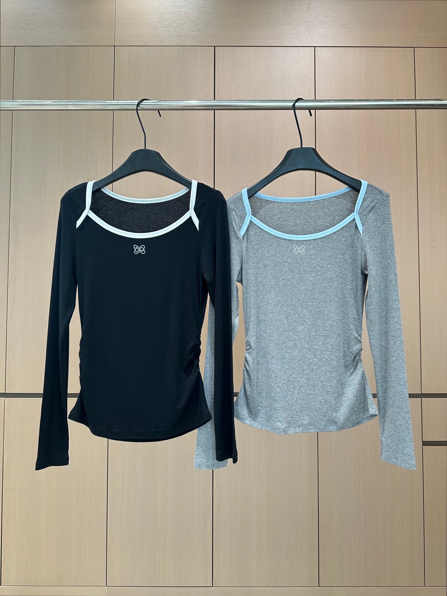 🛒𝐍𝐄𝐖 · 𝟐𝟎𝟐5/爆款现货设计师 原创｜2025新款一字肩天丝羊毛条纹打底衫云感舒适的系列！上身的