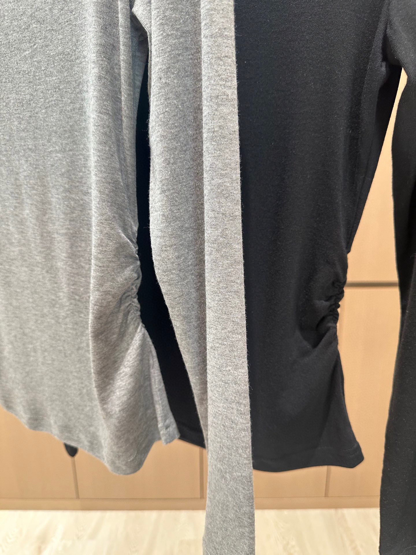 🛒𝐍𝐄𝐖 · 𝟐𝟎𝟐5/爆款现货设计师 原创｜2025新款一字肩天丝羊毛条纹打底衫云感舒适的系列！上身的